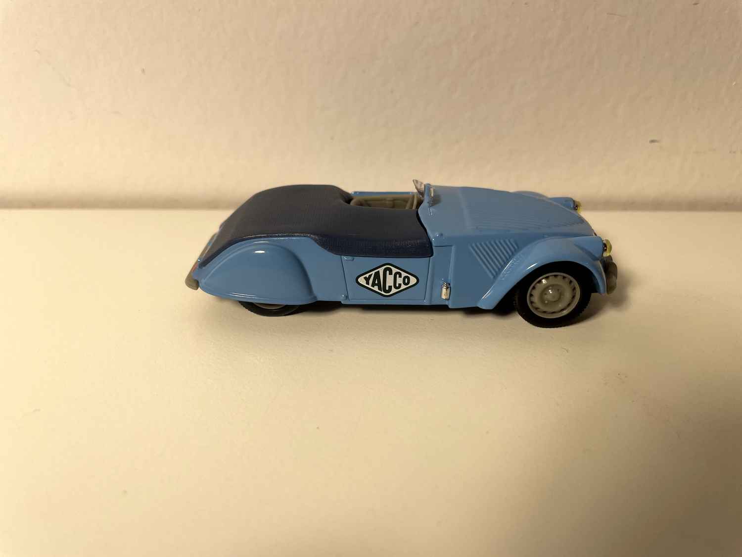Citroën 2 CV Barbot Spéciale niebieska z 1953 roku z reklamą YACCO - Norev