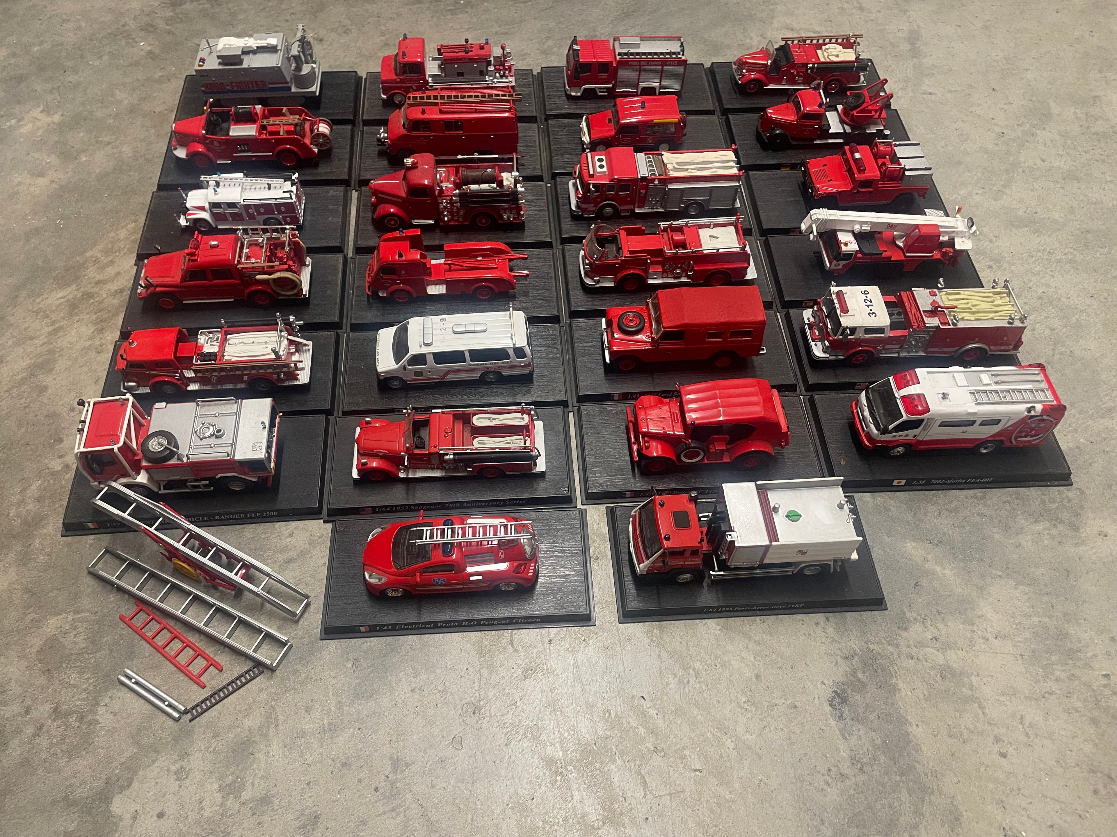 Véhicules de pompiers (lot de 26 véhicules): EN L'ETAT