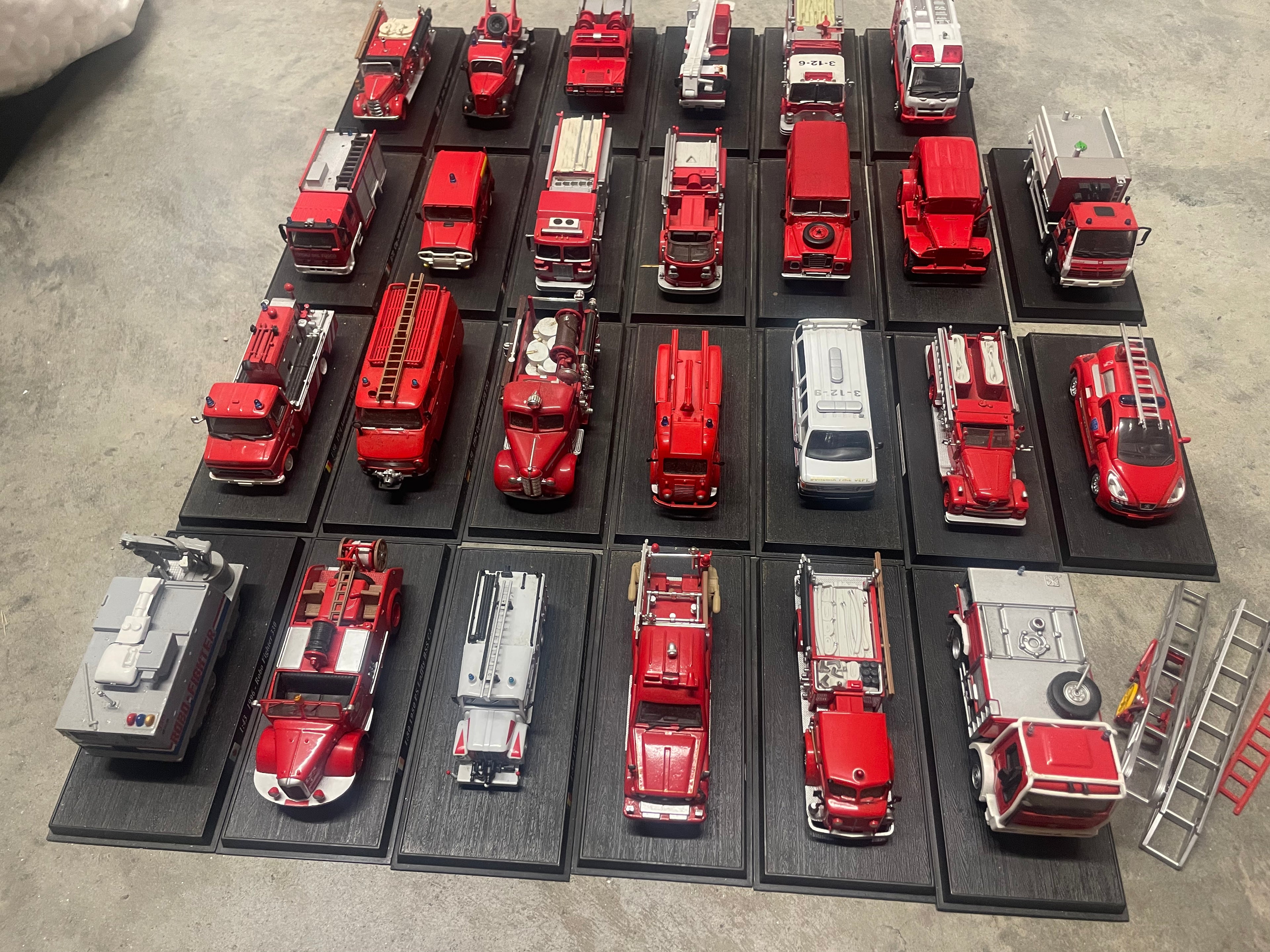 Véhicules de pompiers (lot de 26 véhicules): EN L'ETAT