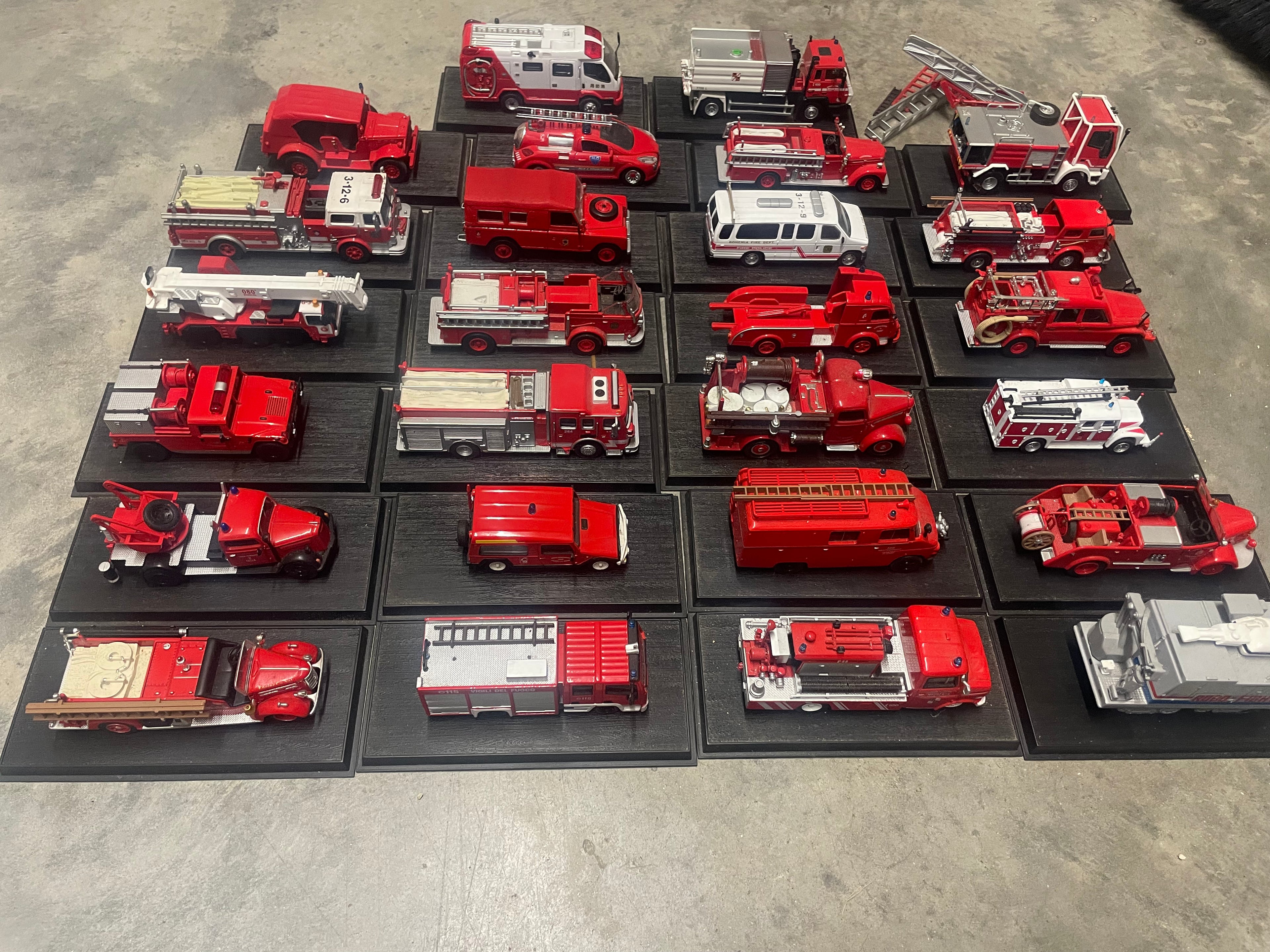 Véhicules de pompiers (lot de 26 véhicules): EN L'ETAT