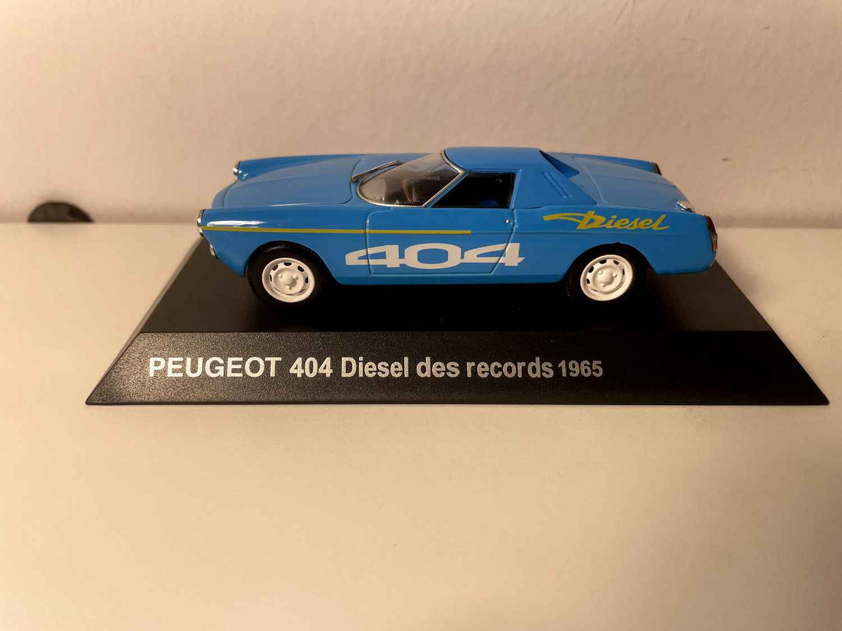 Peugeot 404 Diesel aus den Opzeechnunge vun 1965 (bloen Auto)