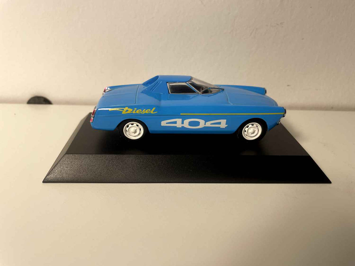 Peugeot 404 Diesel aus den Opzeechnunge vun 1965 (bloen Auto)
