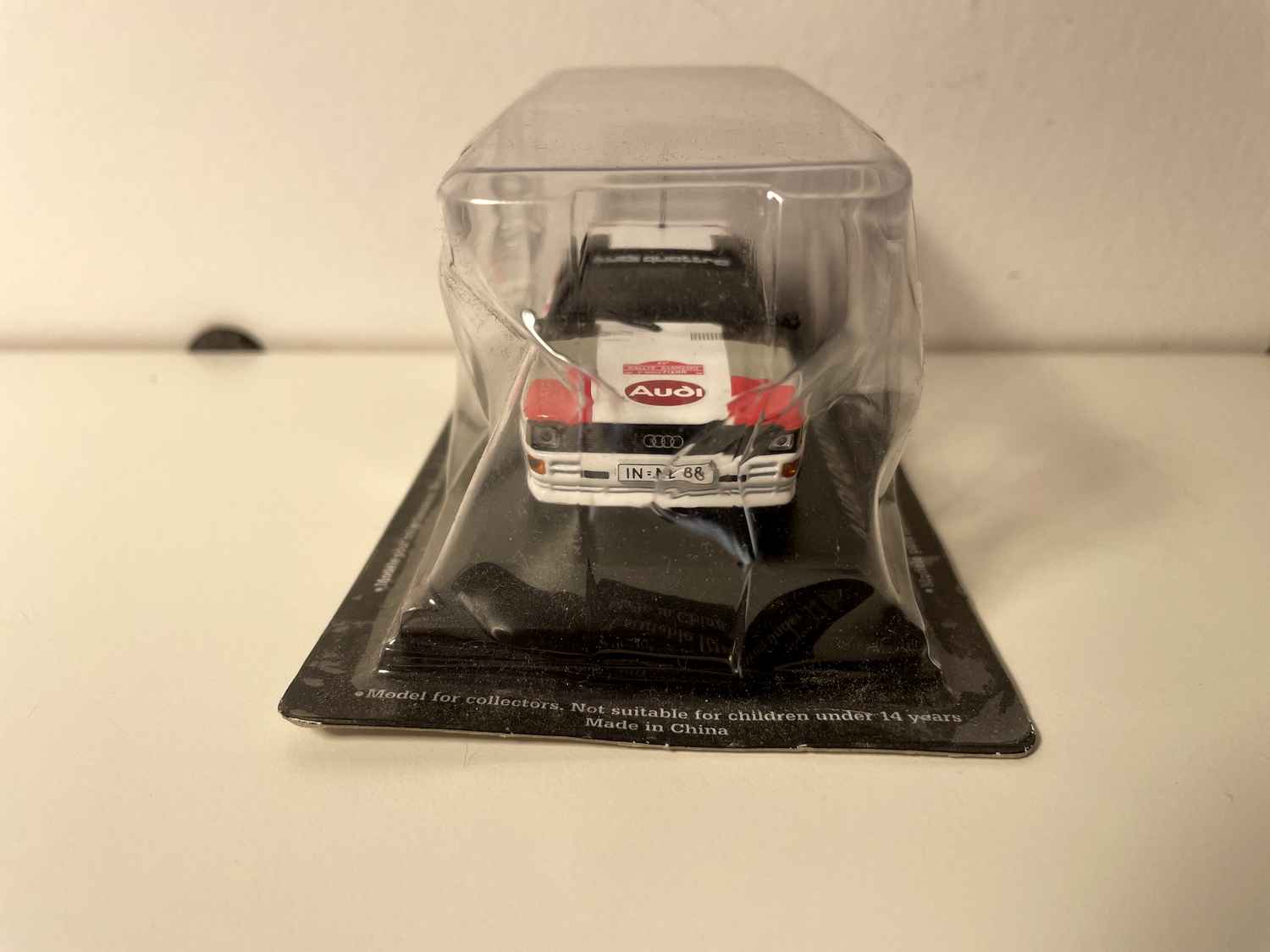 Audi Quattro blanche, noire et rouge numéro 14 - Rallye de San-Rémo de 1981 (sous blister)