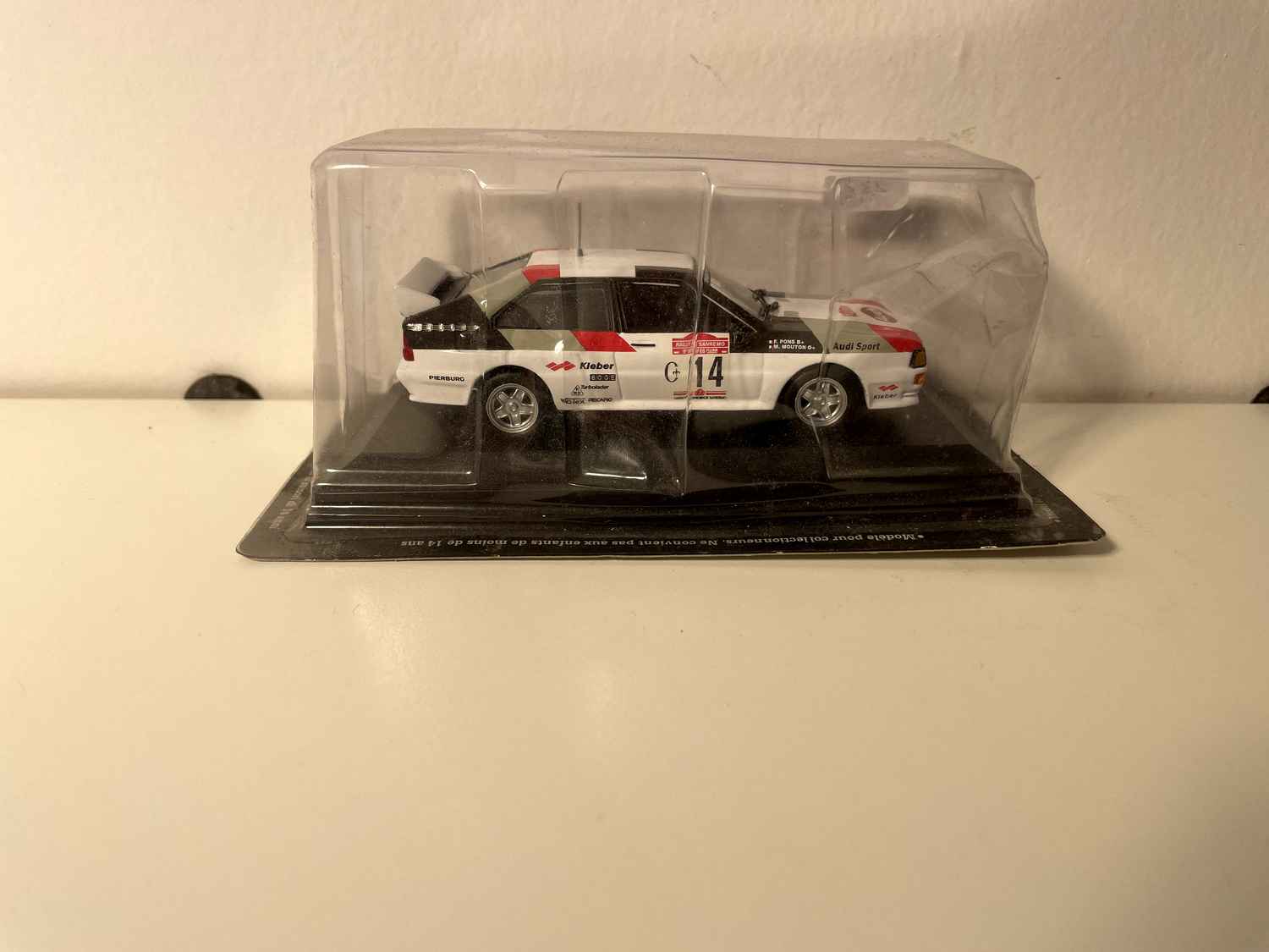Audi Quattro blanche, noire et rouge numéro 14 - Rallye de San-Rémo de 1981 (sous blister)