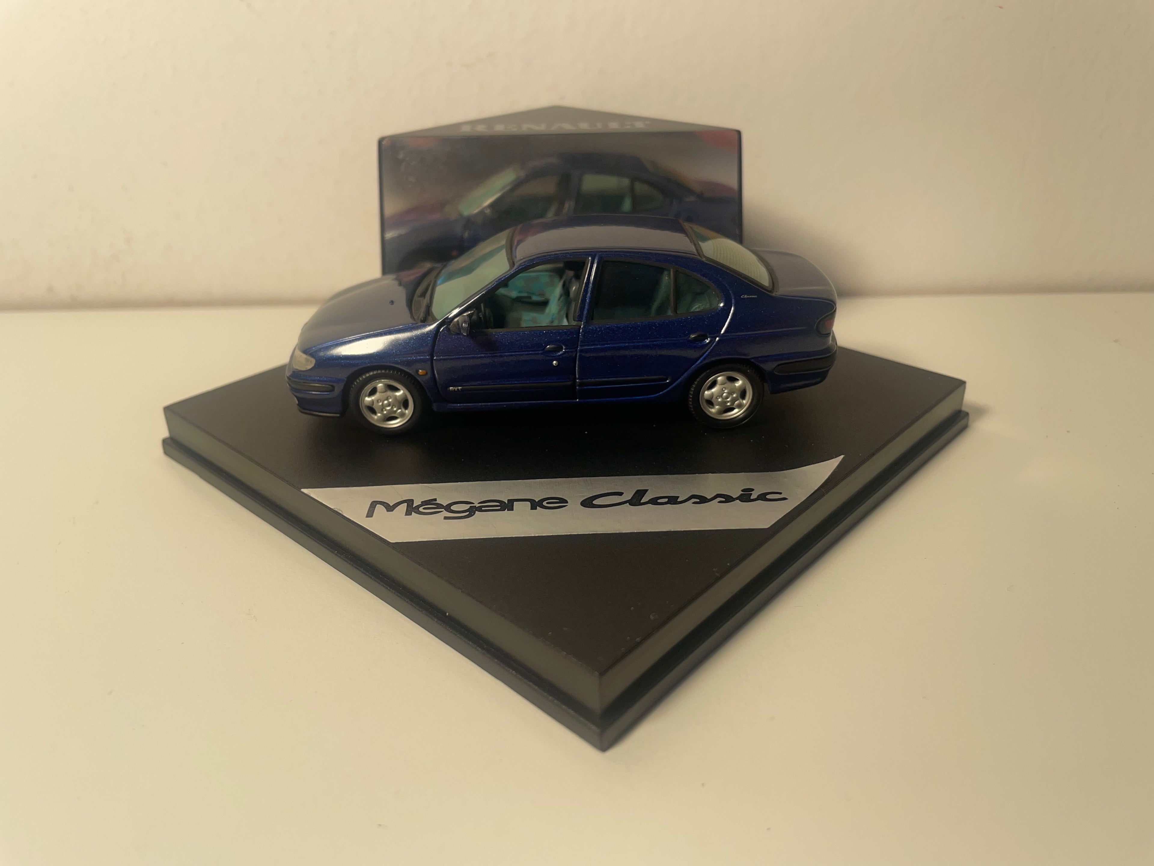 Renault Mégane Classic bleue foncée - VITESSE (coffret boite carrée)