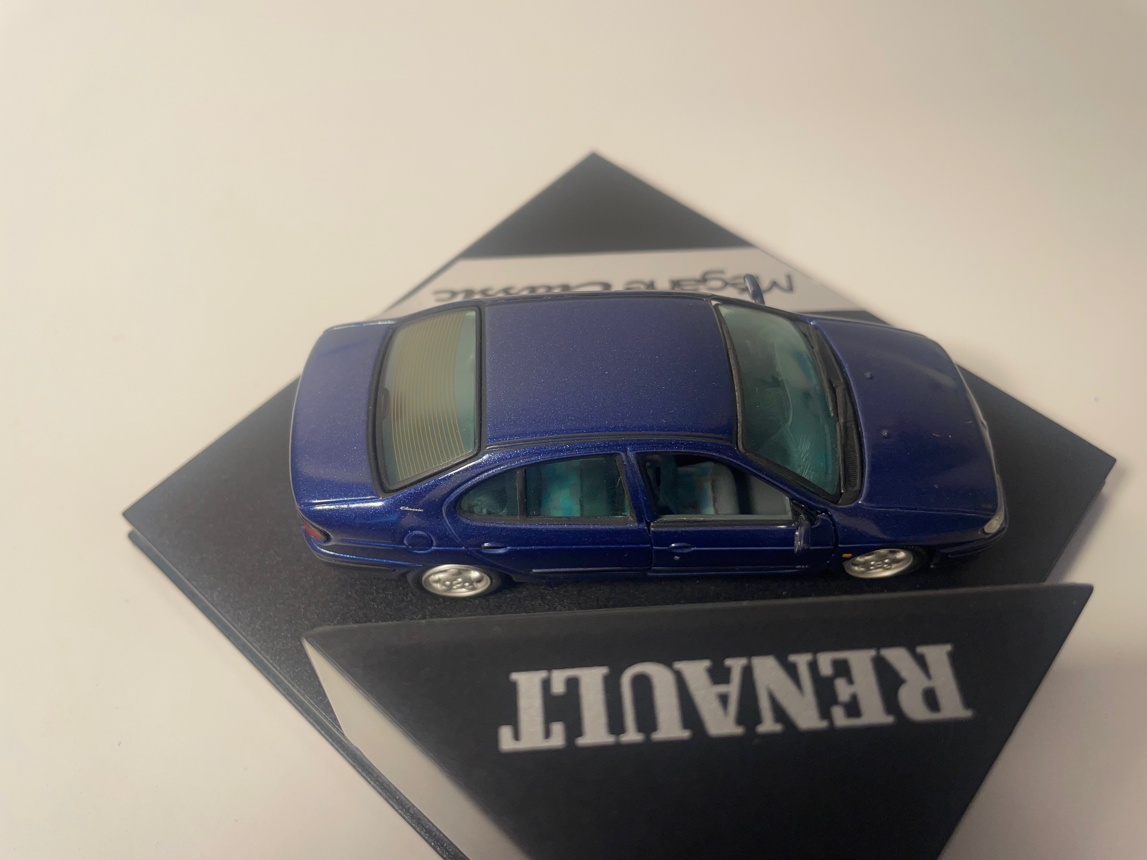 Renault Mégane Classic bleue foncée - VITESSE (coffret boite carrée)