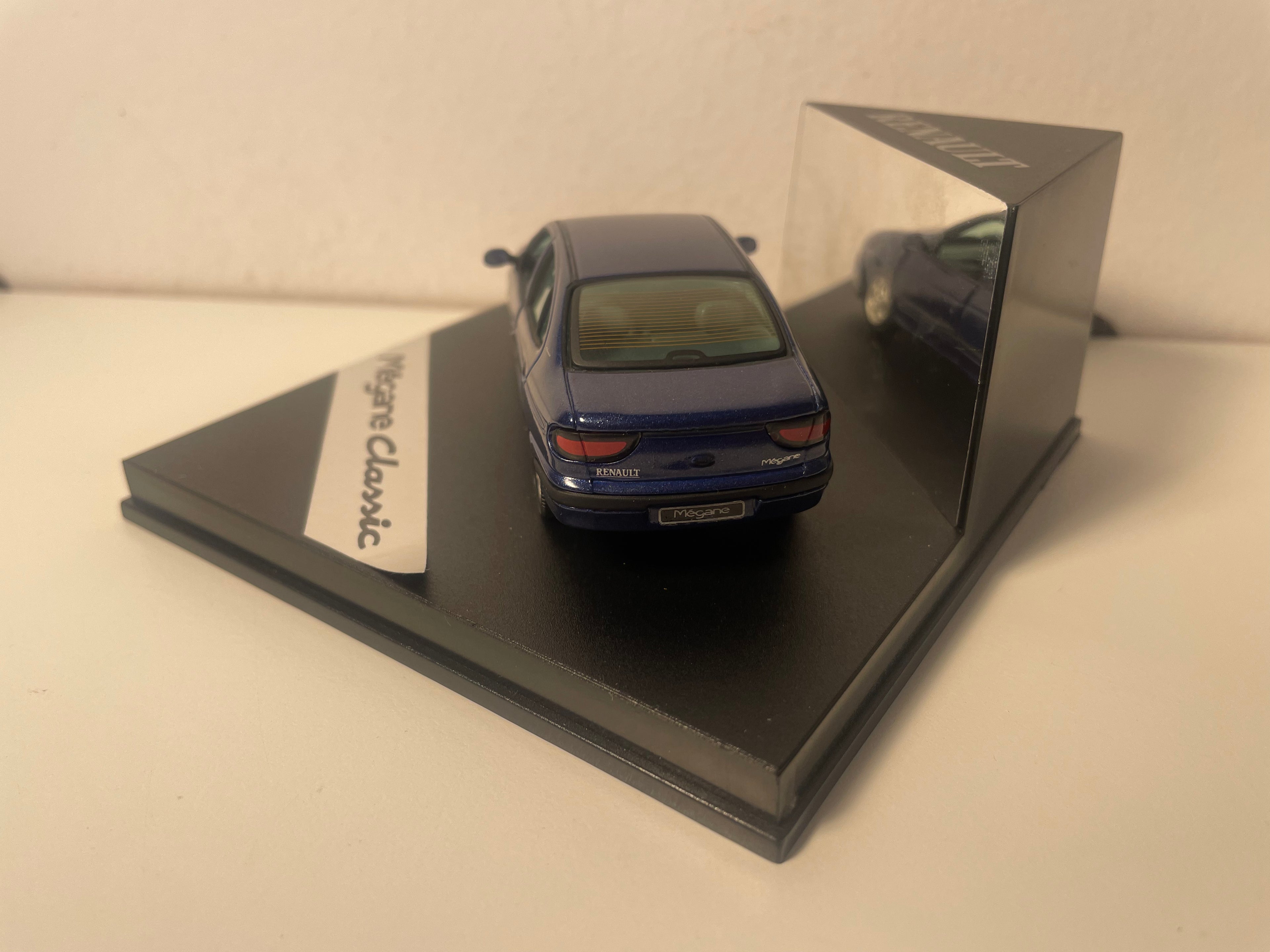 Renault Mégane Classic bleue foncée - VITESSE (coffret boite carrée)