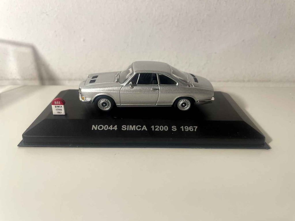 Simca 1200S szara z 1967 roku (Nostalgia)