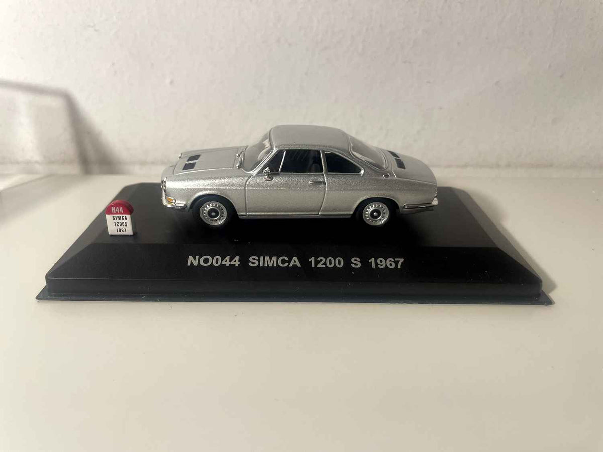 Simca 1200S szara z 1967 roku (Nostalgia)