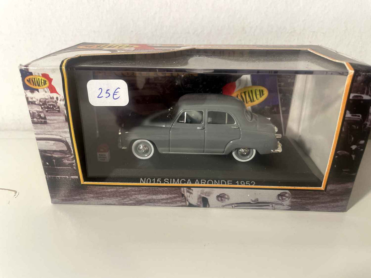 Simca Aronde grigia del 1952 (Nostalgia)