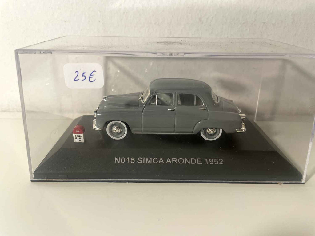 Simca Aronde grigia del 1952 (Nostalgia)