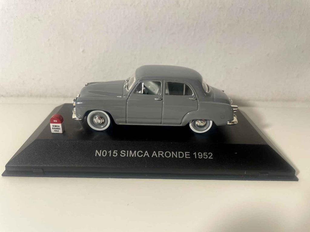 Simca Aronde grigia del 1952 (Nostalgia)