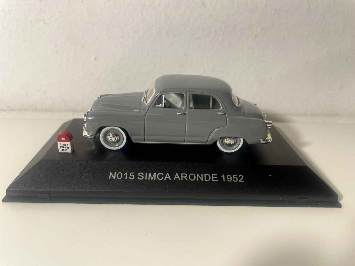 Simca Aronde grigia del 1952 (Nostalgia)