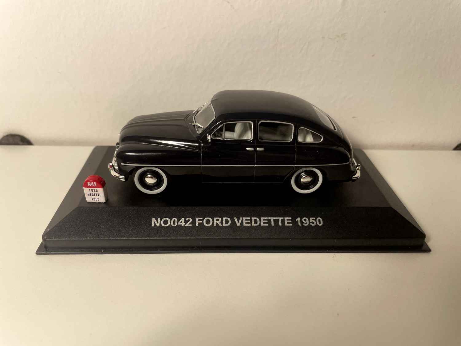 Ford Vedette bleue très foncée de 1950 - NOSTALGIE référence NO042