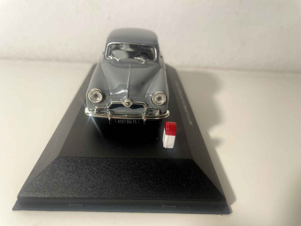 Simca Aronde grigia del 1952 (Nostalgia)