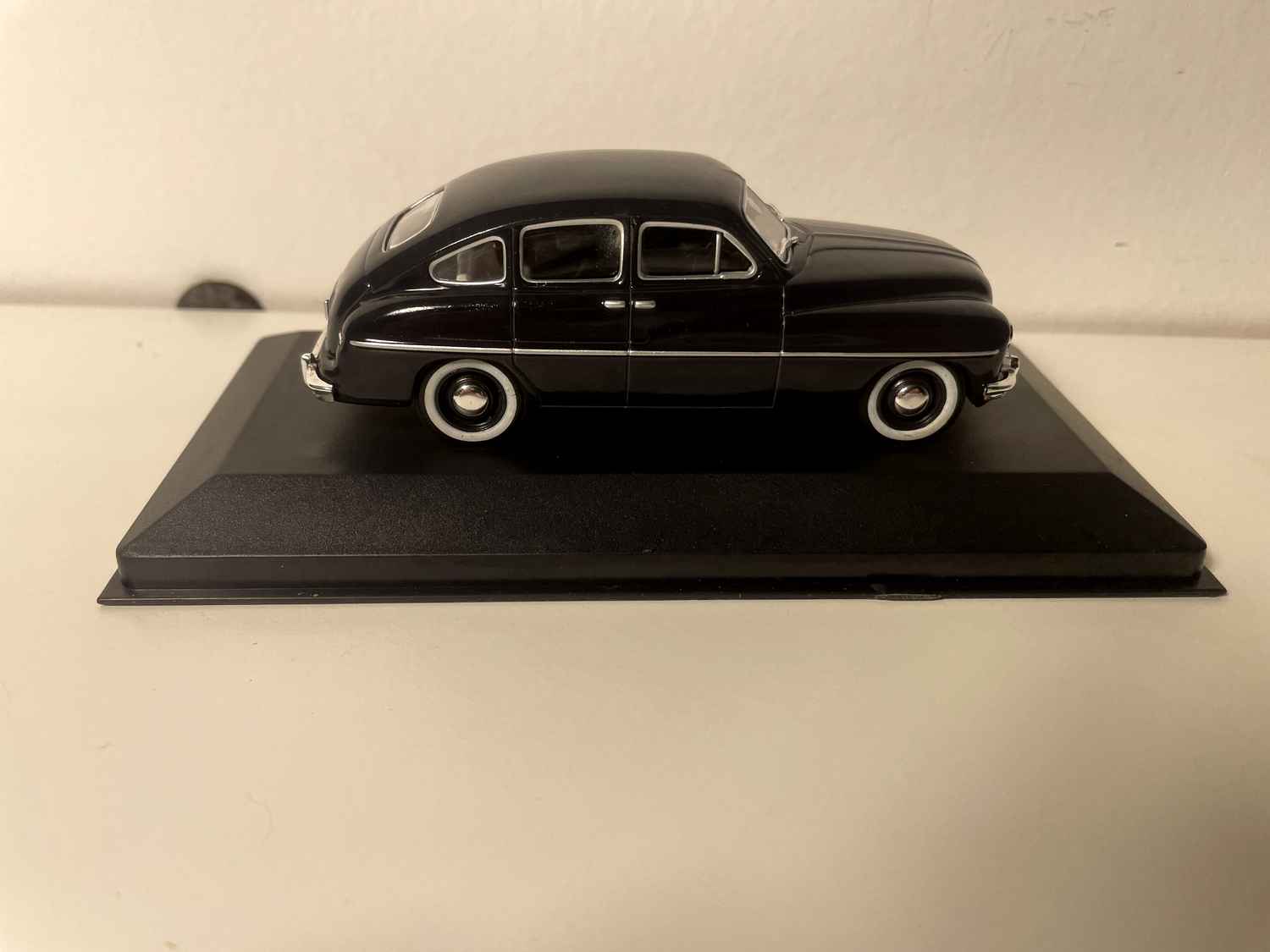 Ford Vedette bleue très foncée de 1950 - NOSTALGIE référence NO042