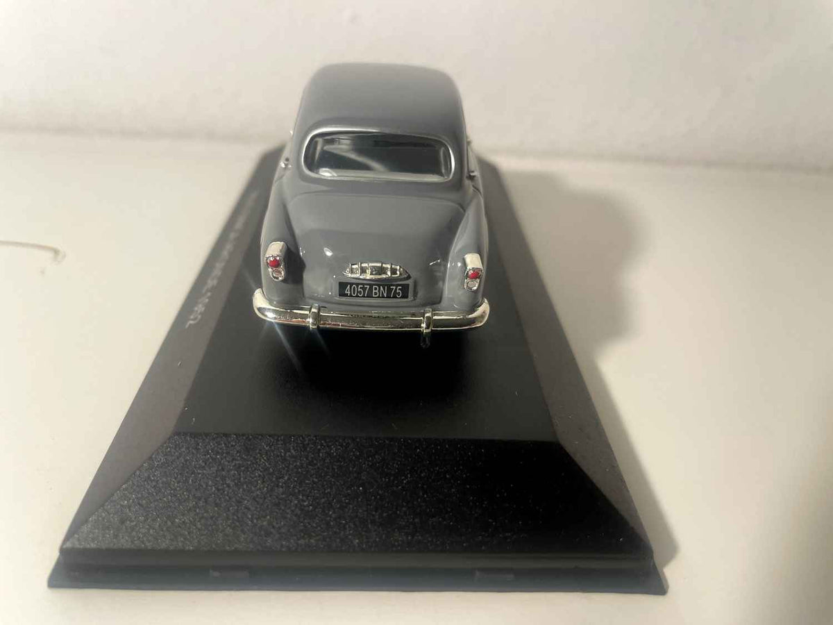 Simca Aronde grigia del 1952 (Nostalgia)