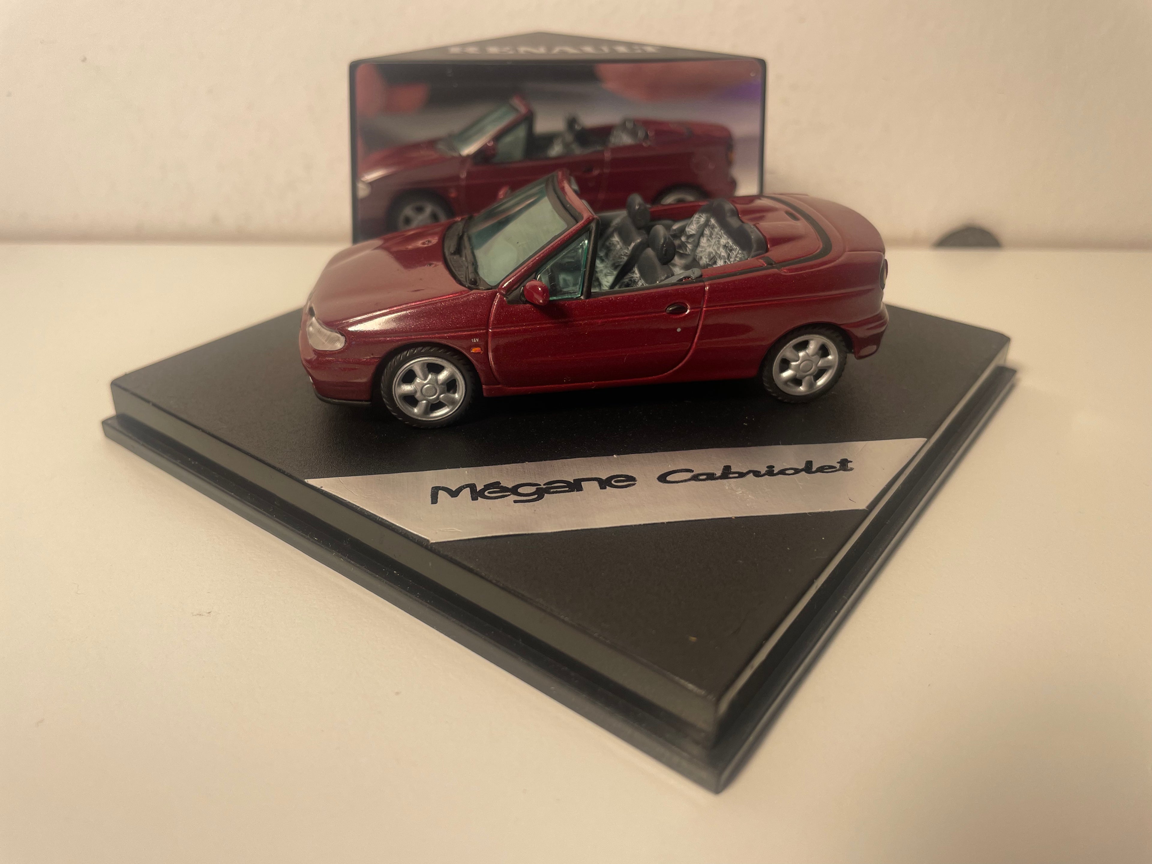 Renault Mégane Cabriolet Bordeaux - VITESSE (Square Box Set)