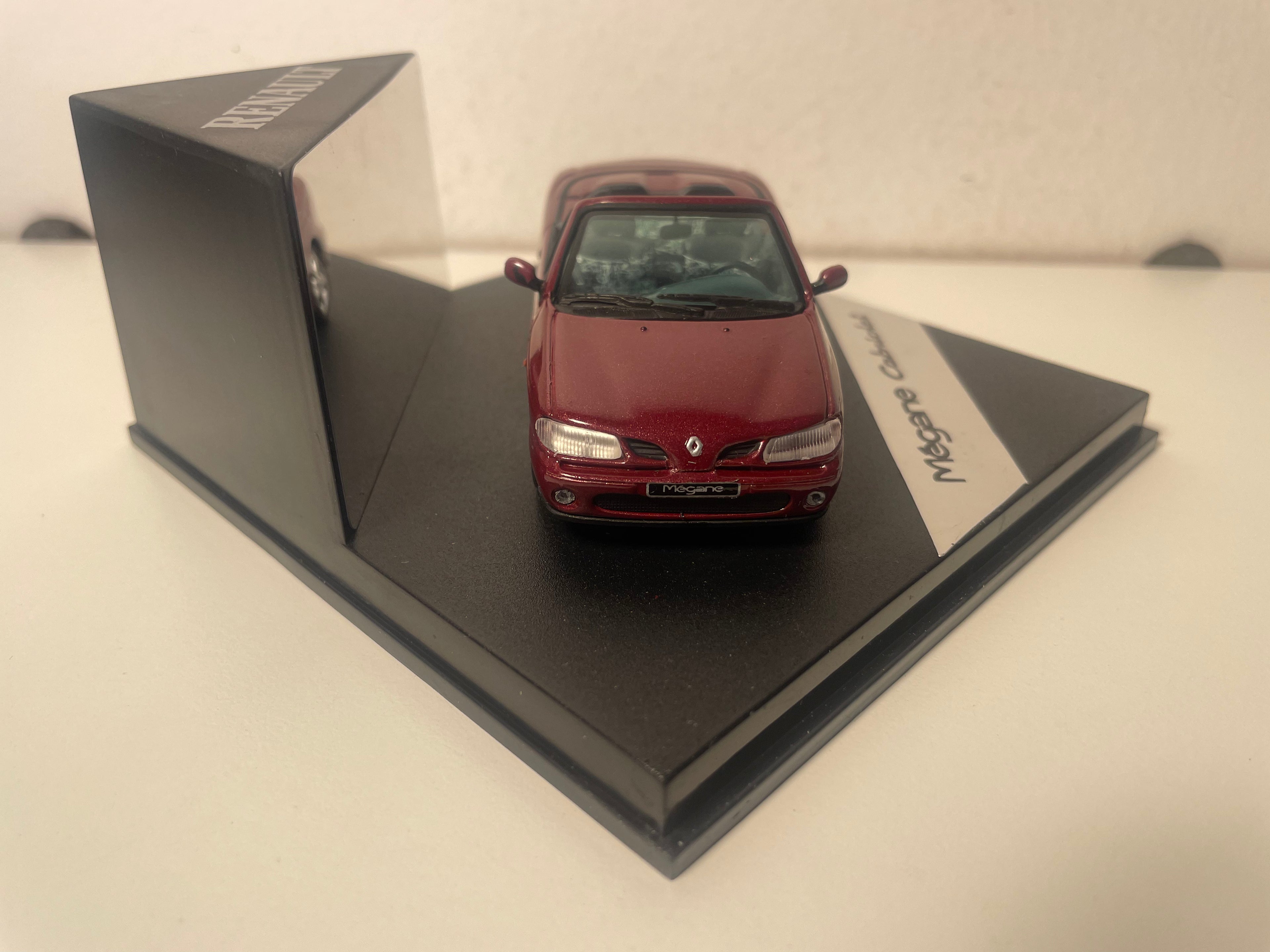 Renault Mégane Cabriolet Bordeaux - VITESSE (Square Box Set)
