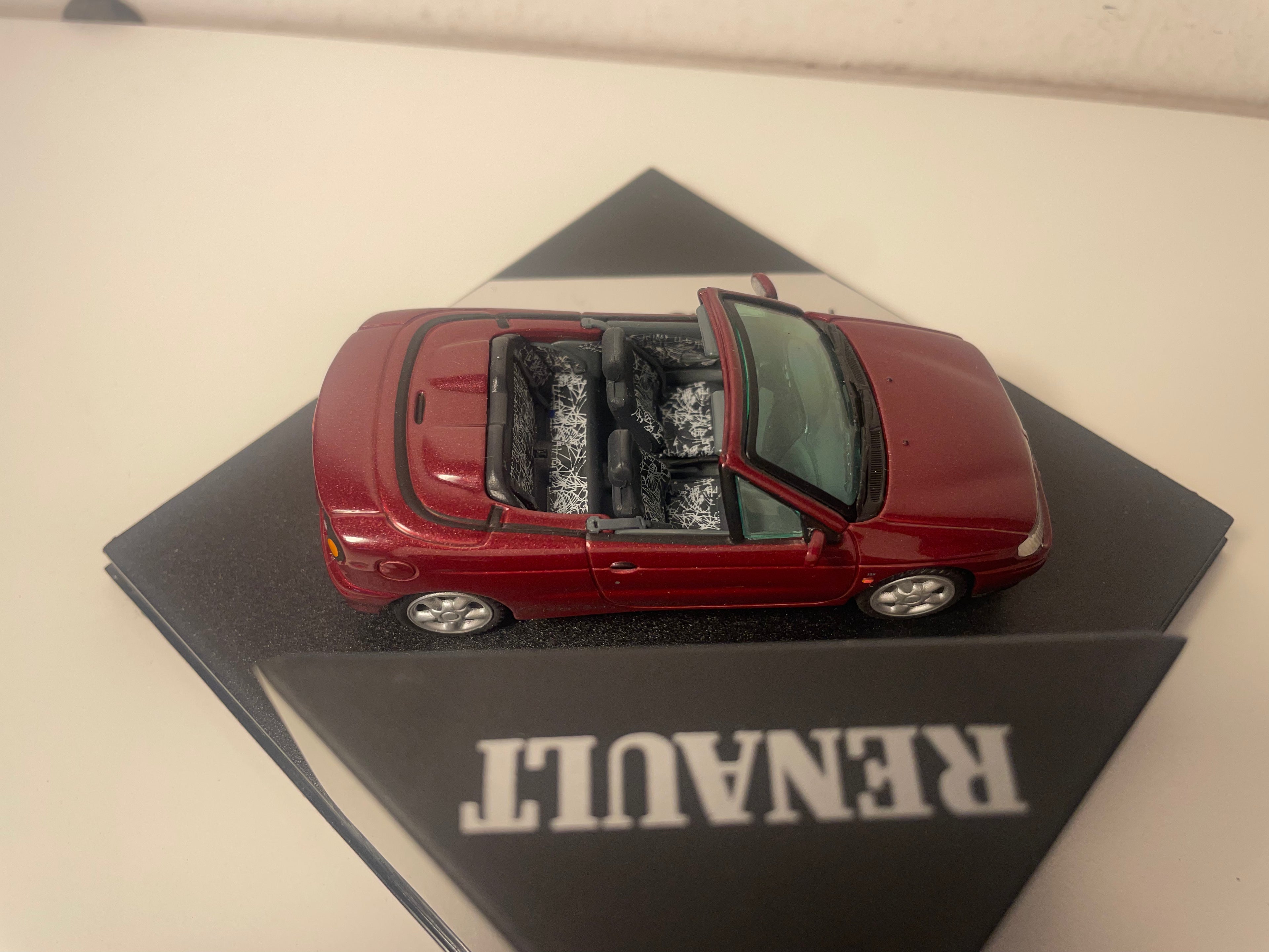 Renault Mégane Cabriolet Bordeaux - VITESSE (Square Box Set)
