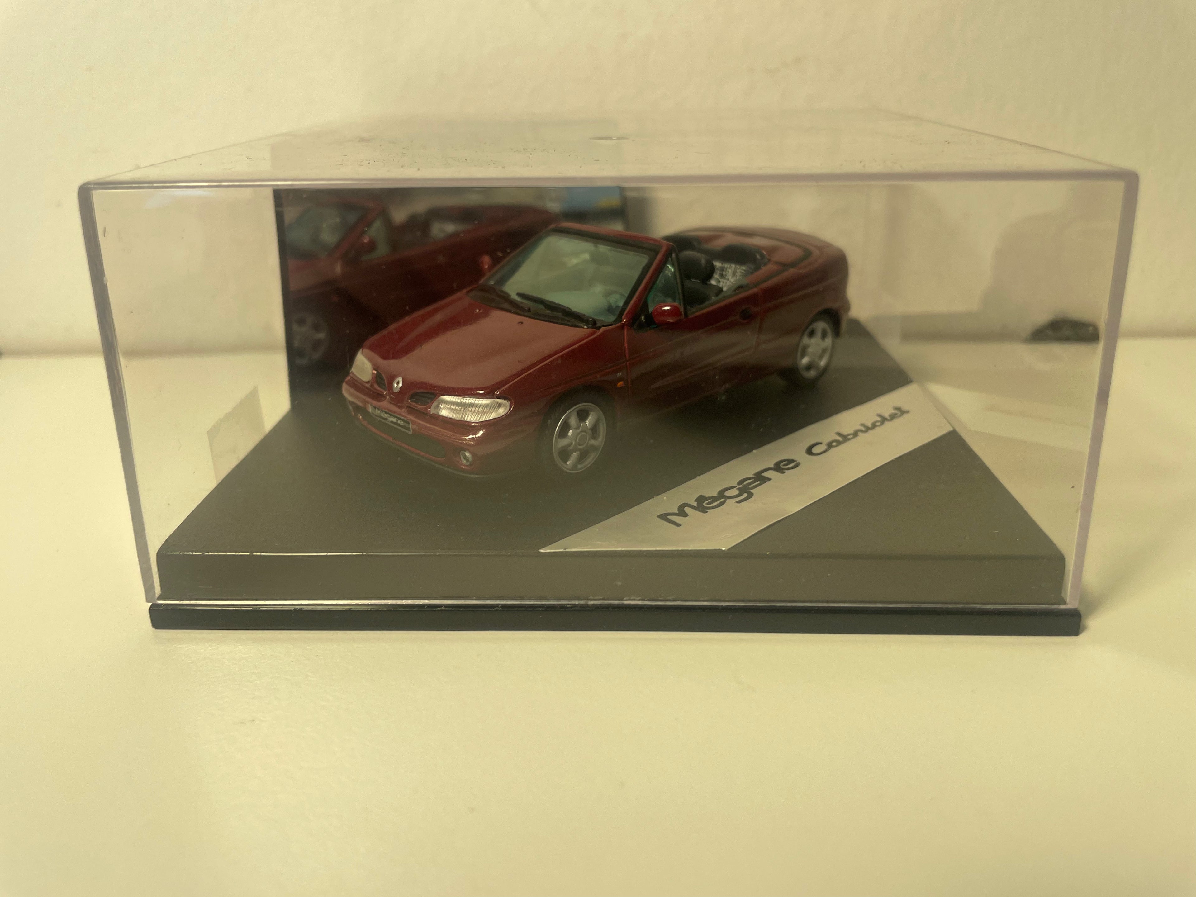 Renault Mégane Cabriolet burdeos - VITESSE (caja cuadrada)