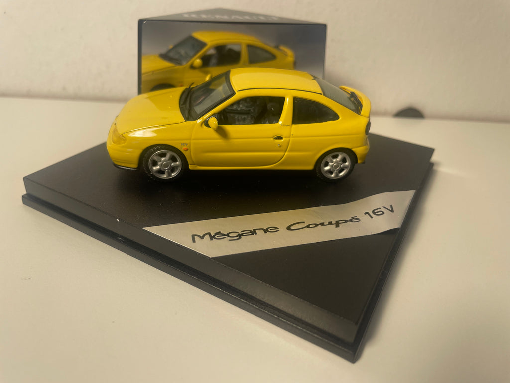 Renault Mégane Coupé 16V jaune - VITESSE (coffret boite carrée) avec boite en carton violette