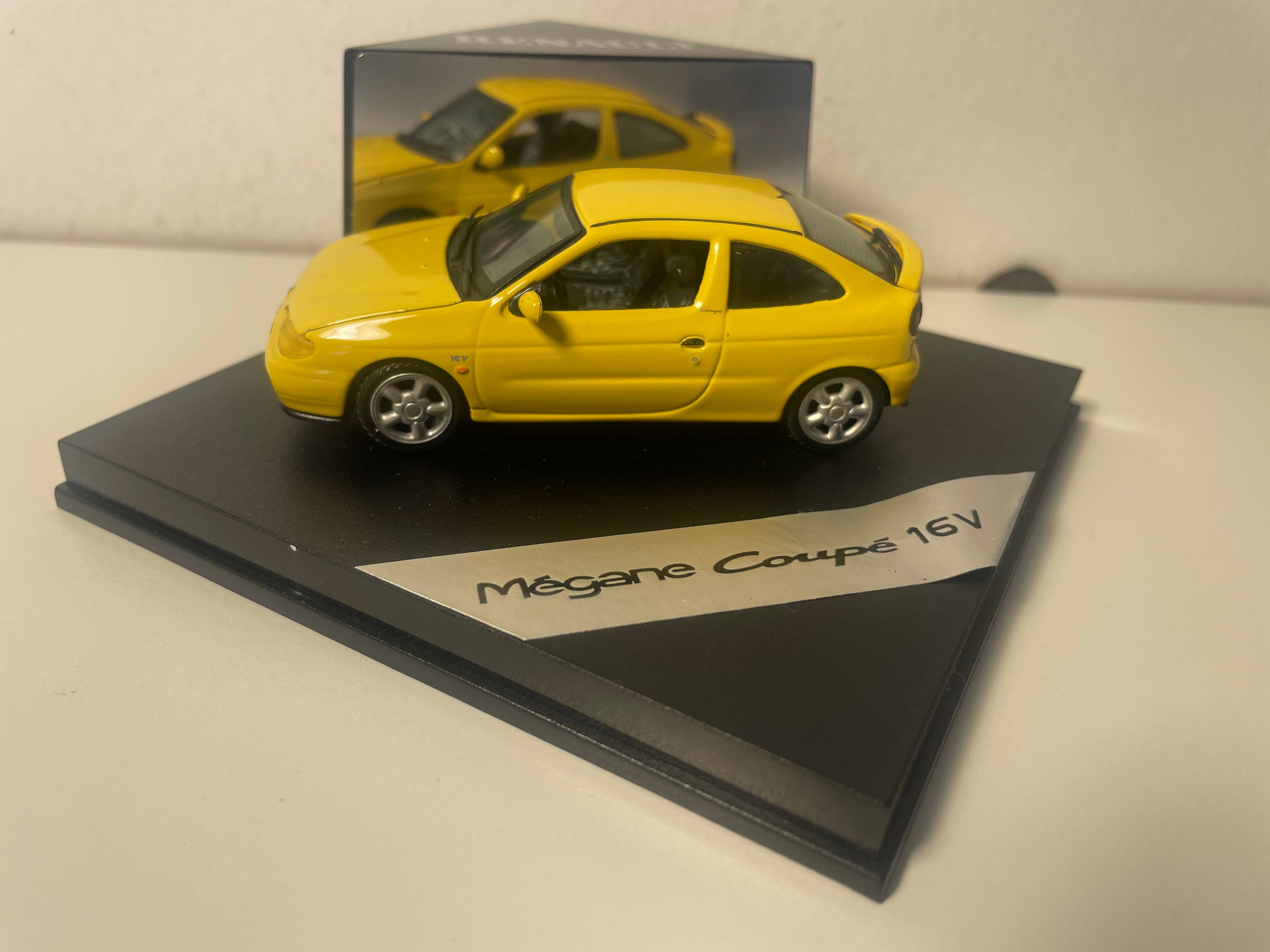 Renault Mégane Coupé 16V jaune - VITESSE (coffret boite carrée) avec boite en carton violette