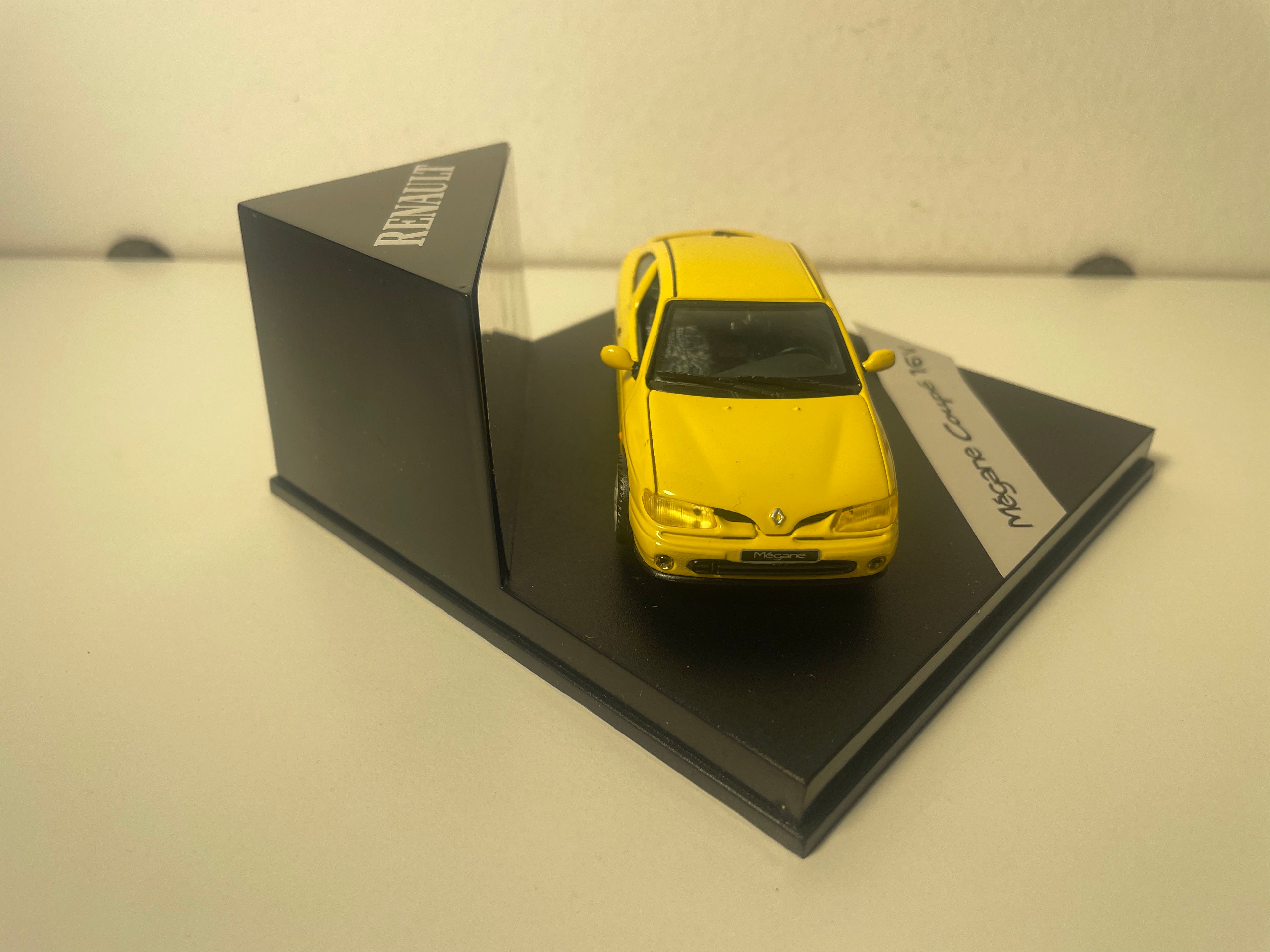 Renault Mégane Coupé 16V jaune - VITESSE (coffret boite carrée) avec boite en carton violette
