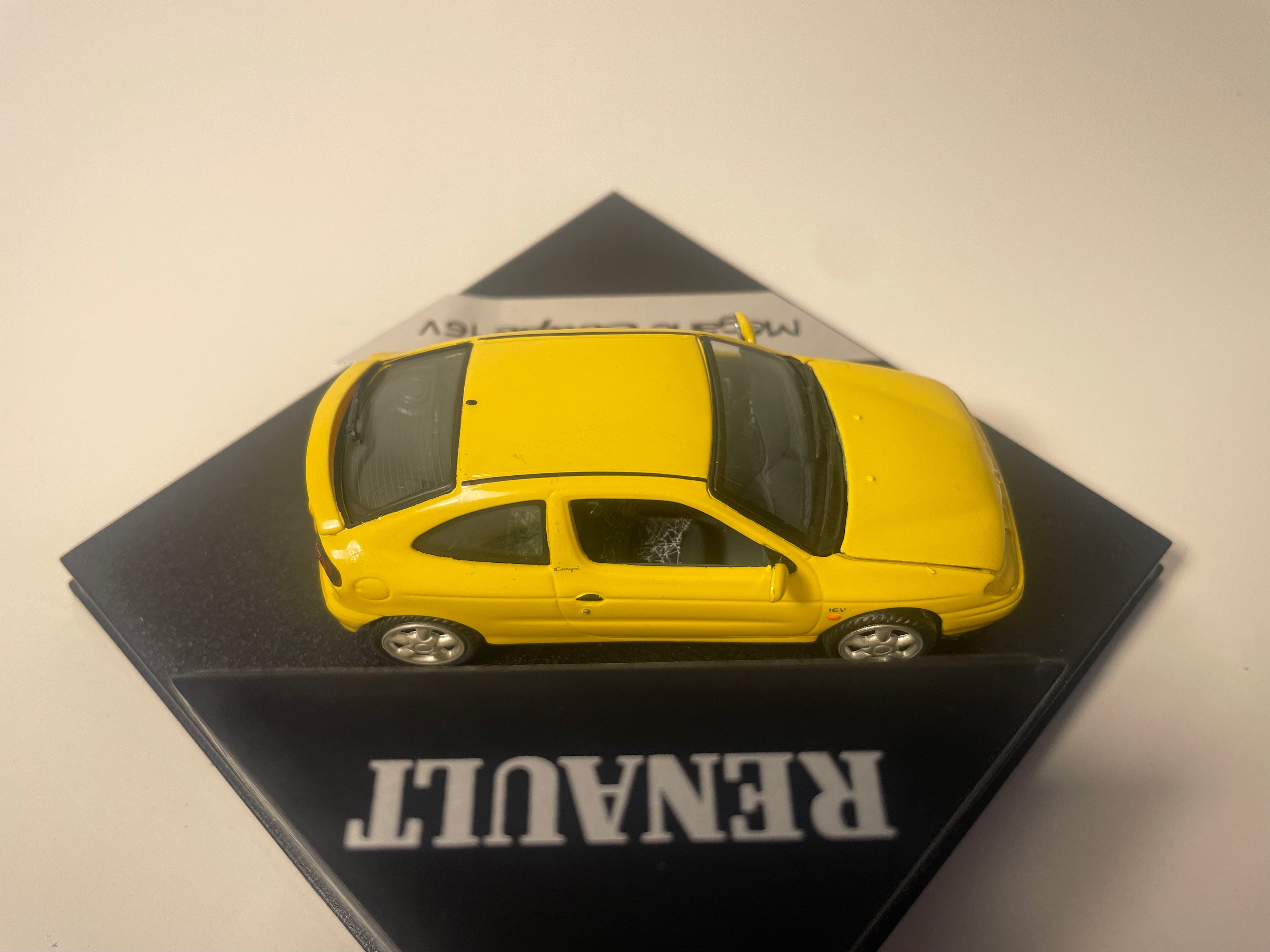 Renault Mégane Coupé 16V jaune - VITESSE (coffret boite carrée) avec boite en carton violette