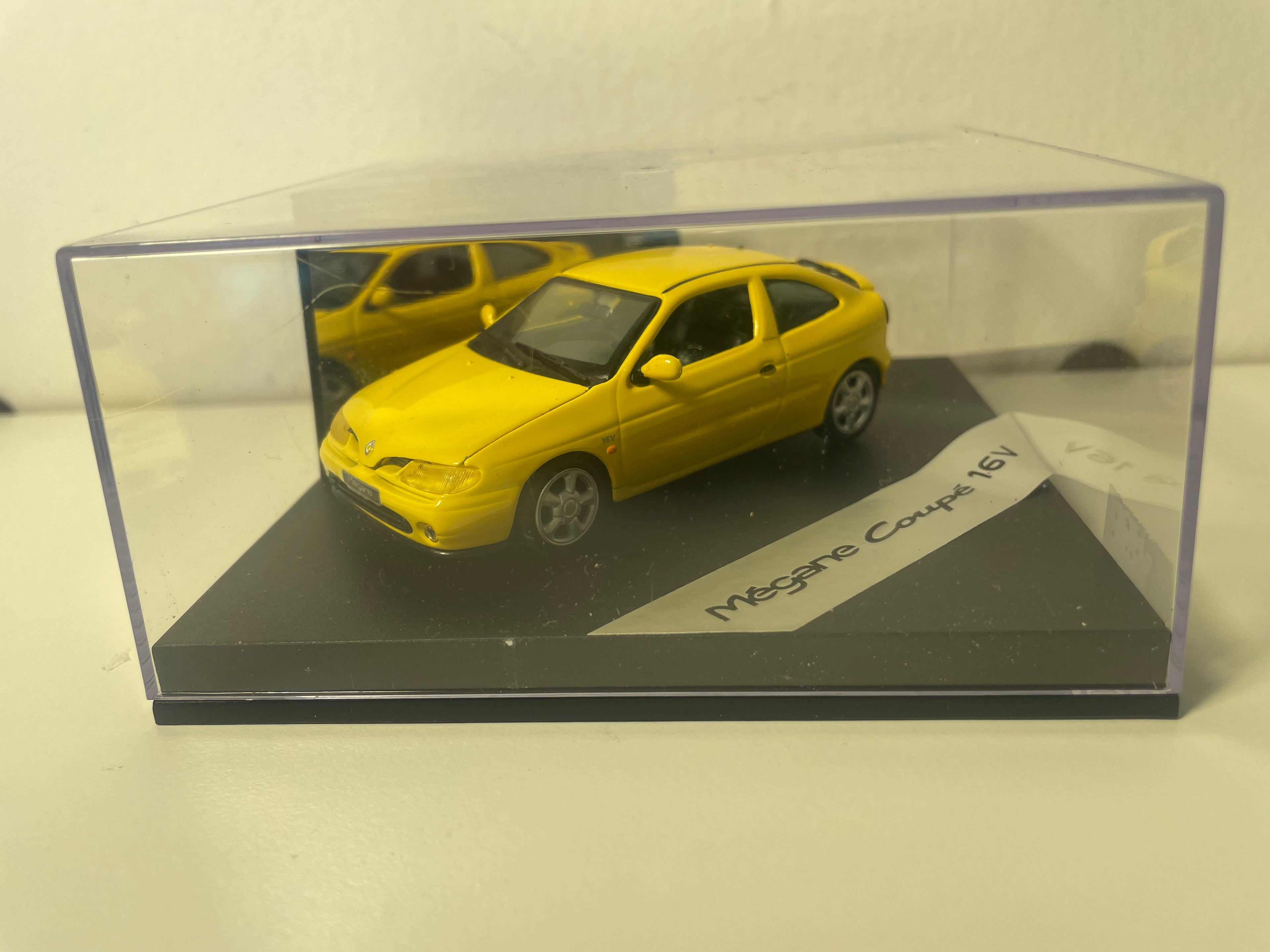 Renault Mégane Coupé 16V jaune - VITESSE (coffret boite carrée) avec boite en carton violette