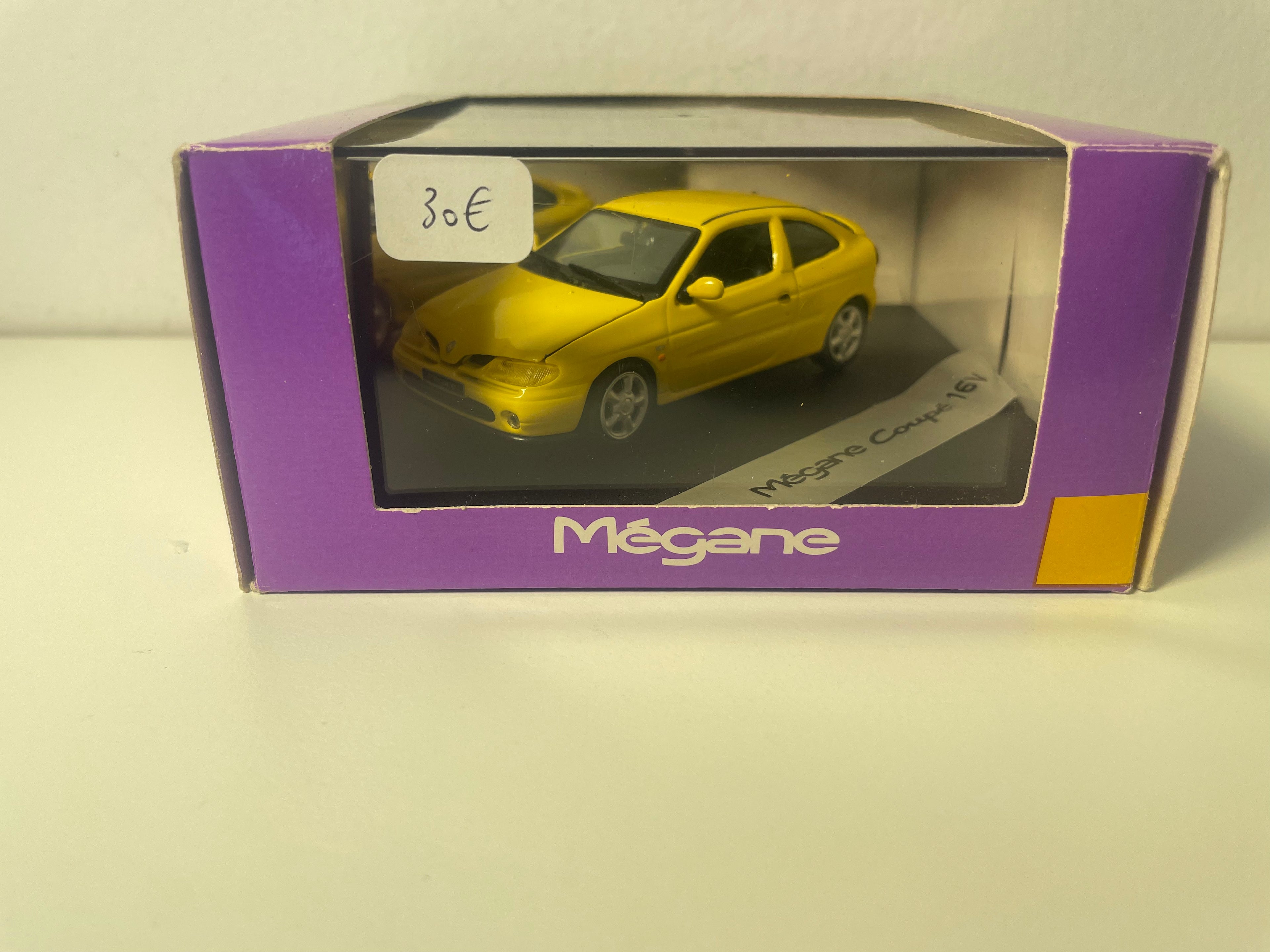 Renault Mégane Coupé 16V jaune - VITESSE (coffret boite carrée) avec boite en carton violette