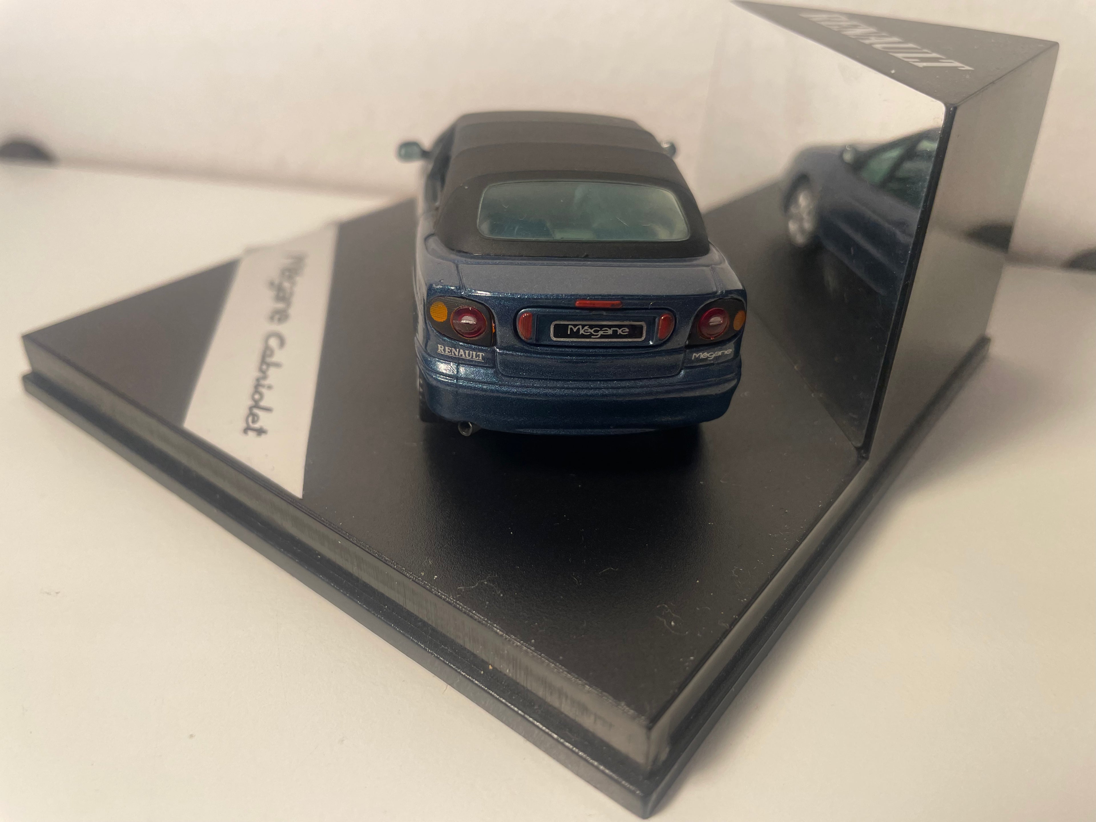 Renault Mégane Cabriolet bleue foncée - VITESSE (coffret boite carrée) sans la boite en carton