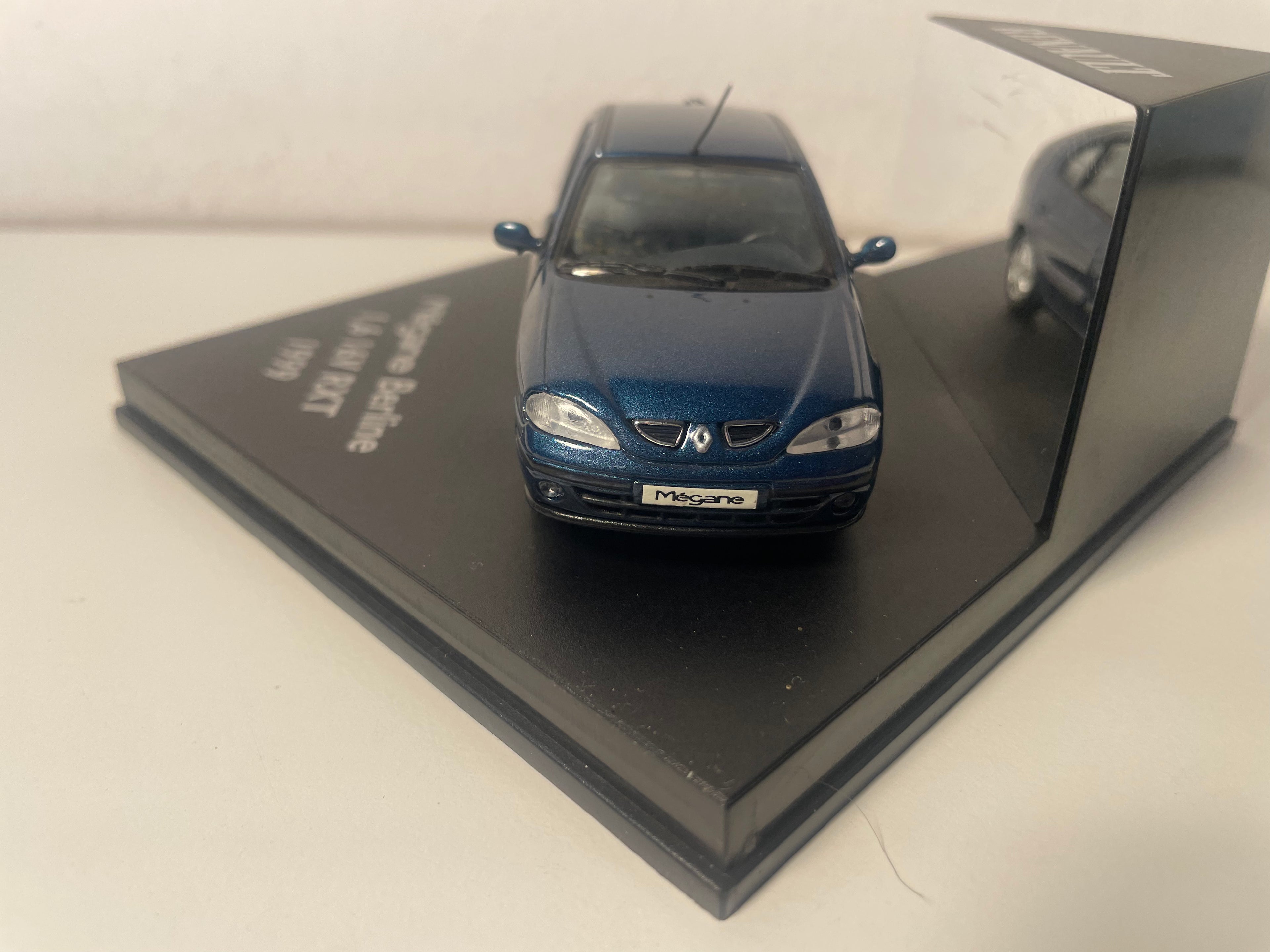Renault Mégane Sedan 1.6 16V RXT Azul Escuro de 1999 - VITESSE (Conjunto de Caixa Quadrada)
