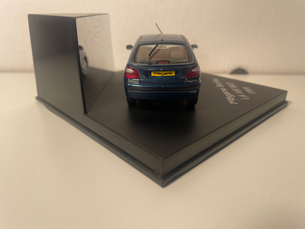 Renault Mégane Sedan 1.6 16V RXT Azul Escuro de 1999 - VITESSE (Conjunto de Caixa Quadrada)