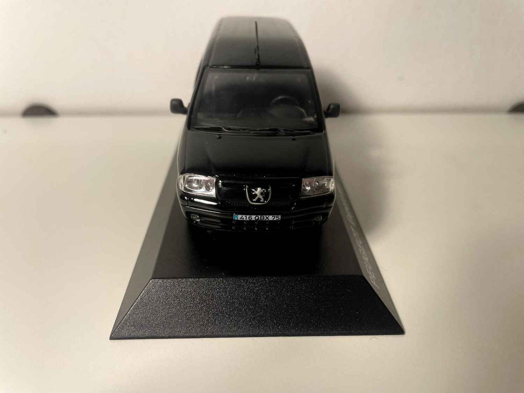 Peugeot Expert negro de 2004 con publicidad HEDIARD