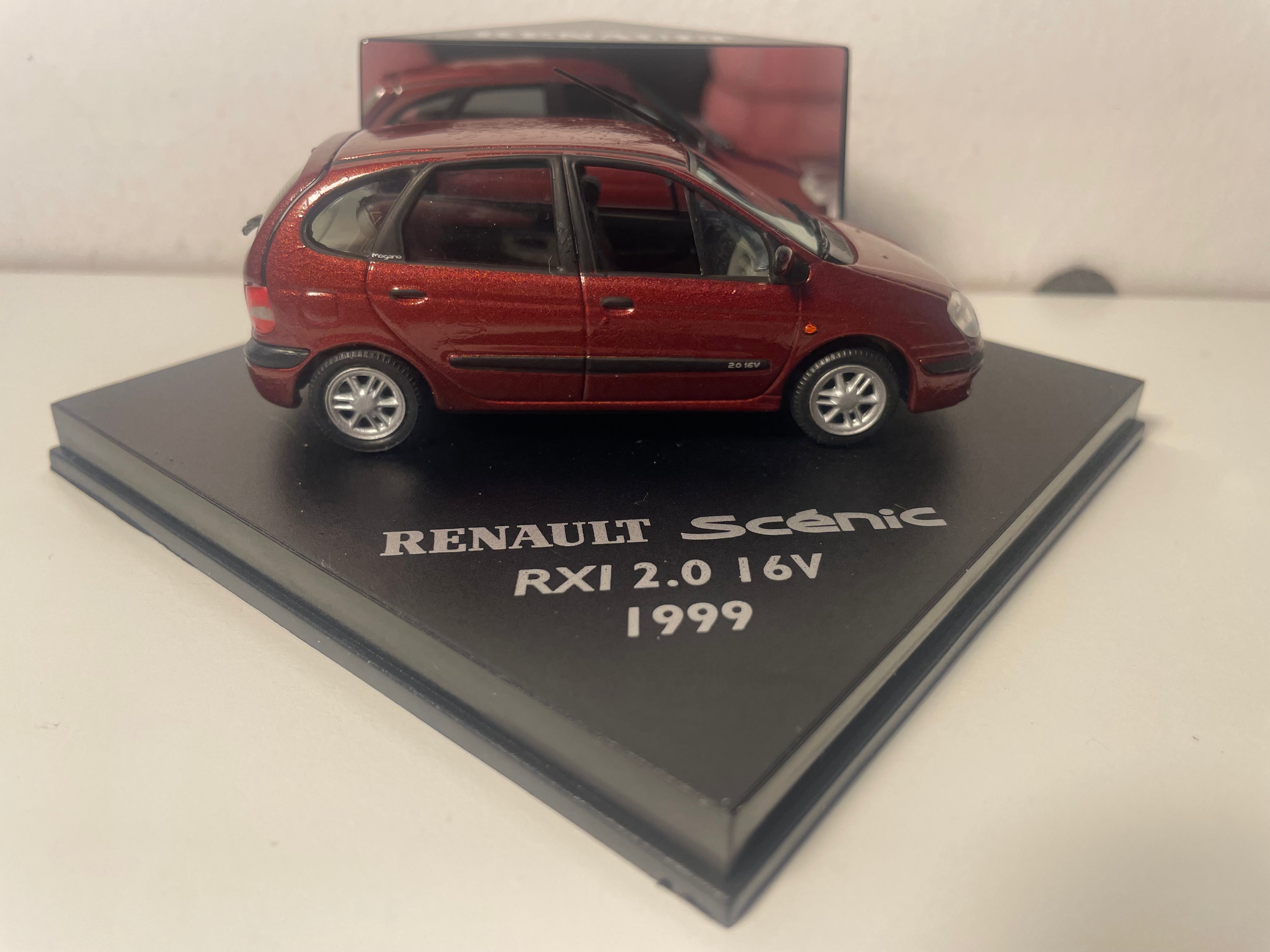 Renault Scénic RXI 2.0 16 V marron de 1999 - VITESSE (coffret boite carrée) - Défauts de peinture
