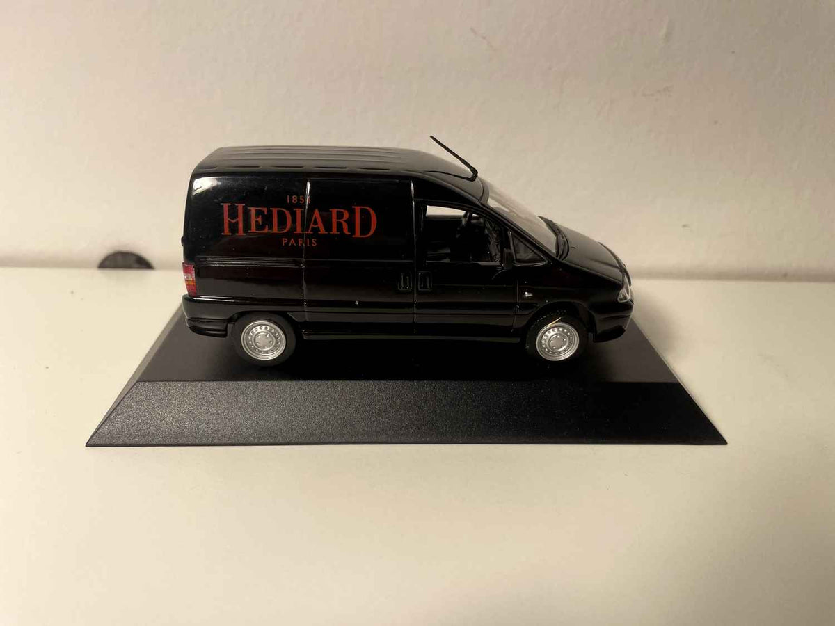 Peugeot Expert negro de 2004 con publicidad HEDIARD