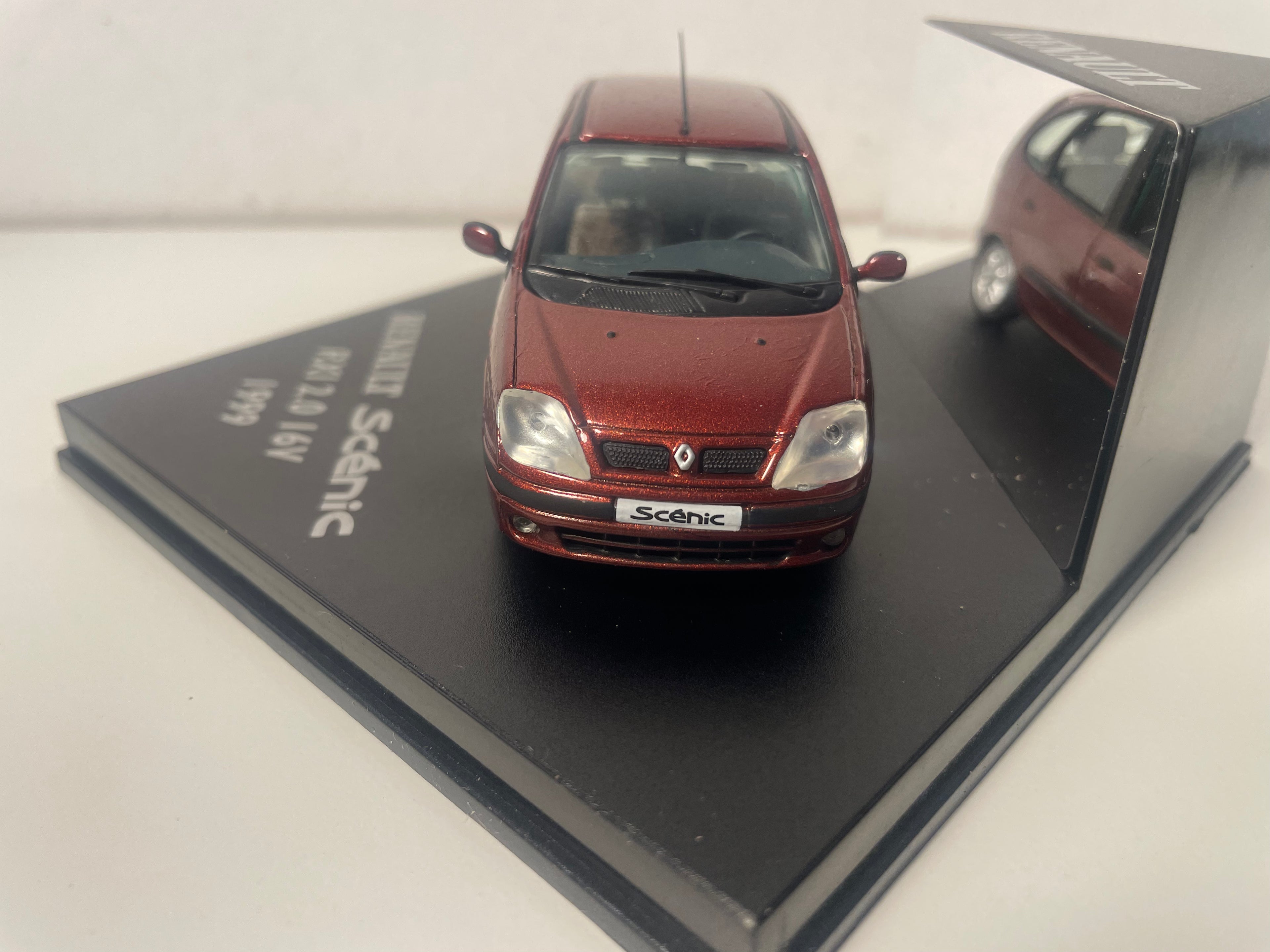 Renault Scénic RXI 2.0 16 V marron de 1999 - VITESSE (coffret boite carrée) - Défauts de peinture