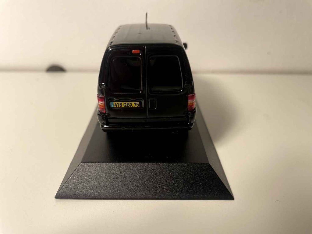 Peugeot Expert negro de 2004 con publicidad HEDIARD