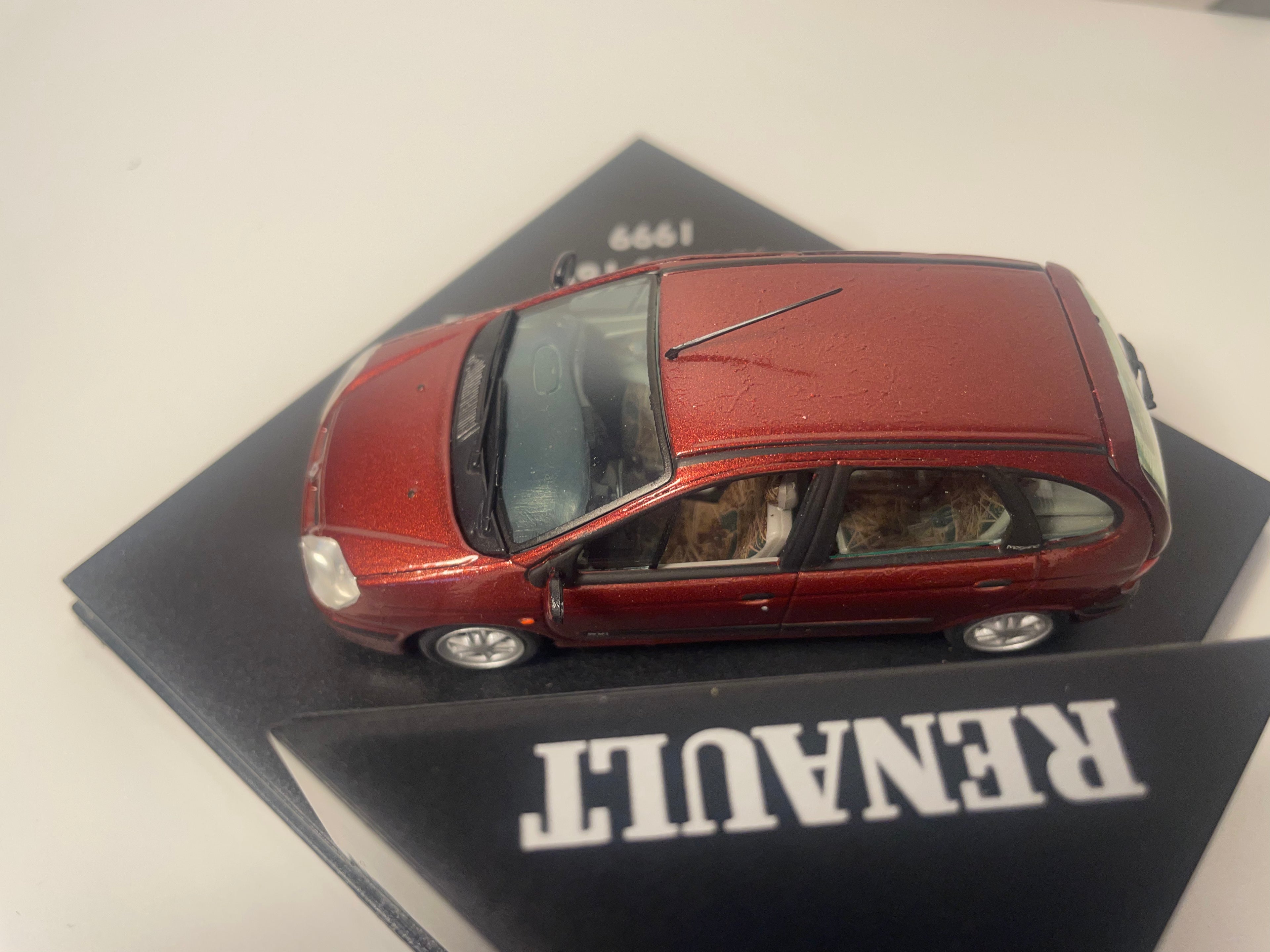 Renault Scénic RXI 2.0 16 V marron de 1999 - VITESSE (coffret boite carrée) - Défauts de peinture