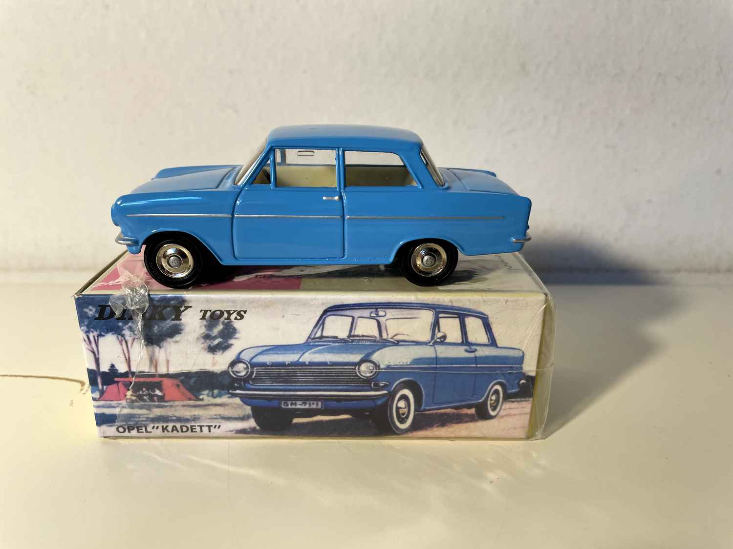 Opel Kadett niebieski Dinky-Toys (Editions Atlas)