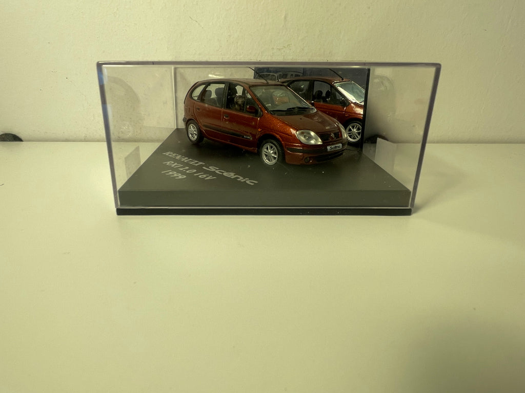 Renault Scénic RXI 2.0 16 V marron de 1999 - VITESSE (coffret boite carrée) - Défauts de peinture