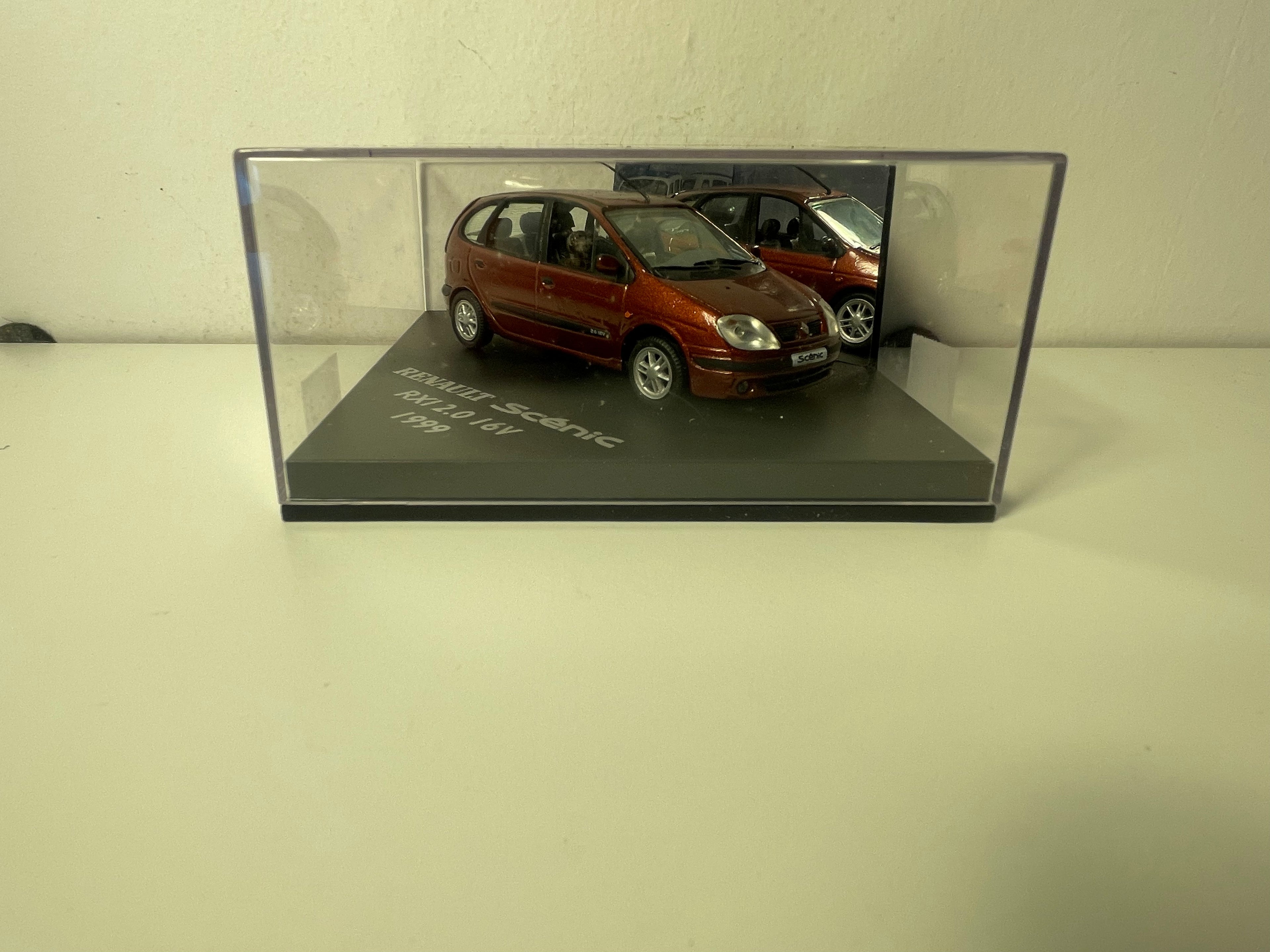 Renault Scénic RXI 2.0 16 V marron de 1999 - VITESSE (coffret boite carrée) - Défauts de peinture