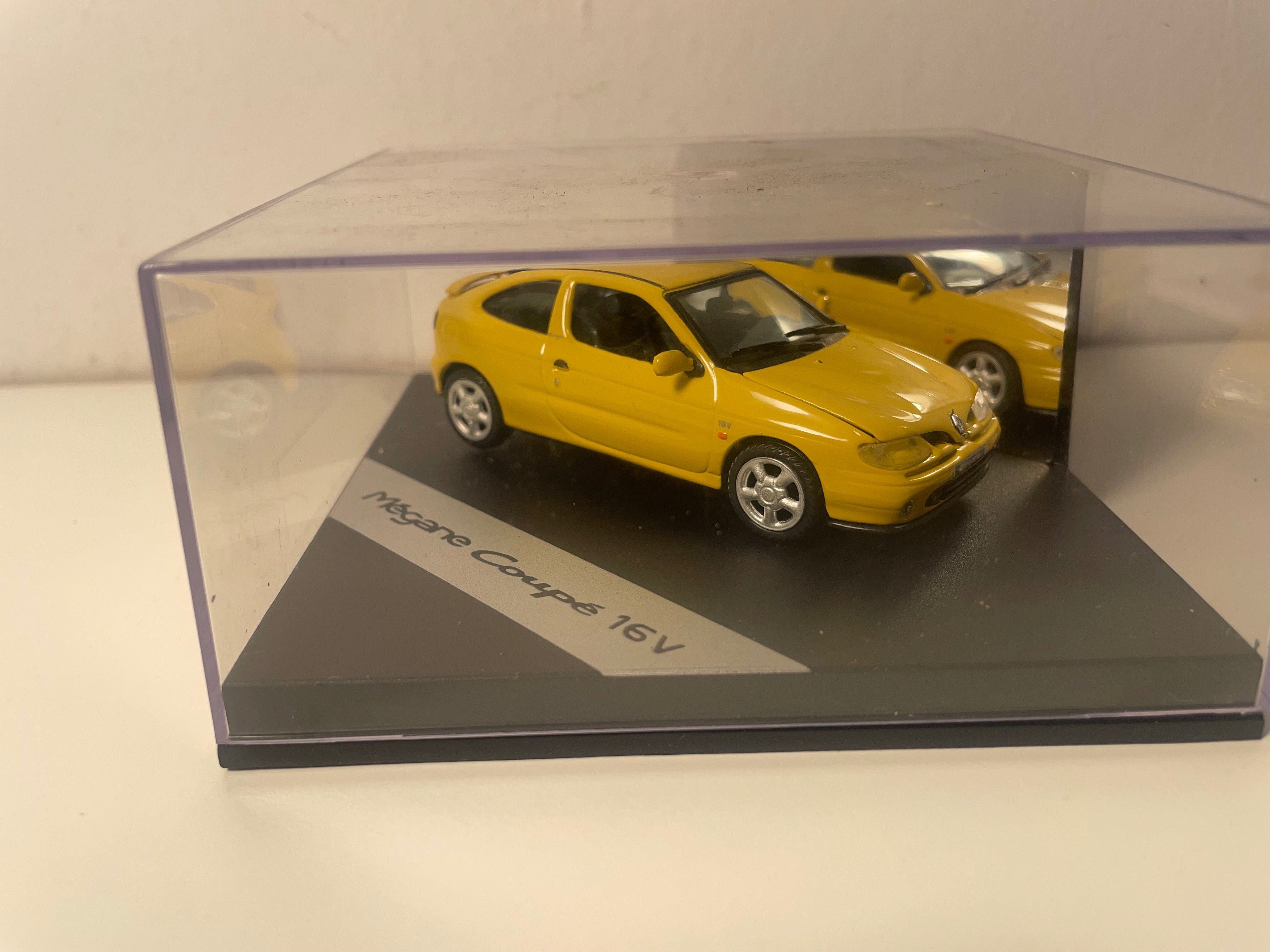Renault Mégane coupé 16V jaune - VITESSE (coffret boite carrée) avec boite en carton marron