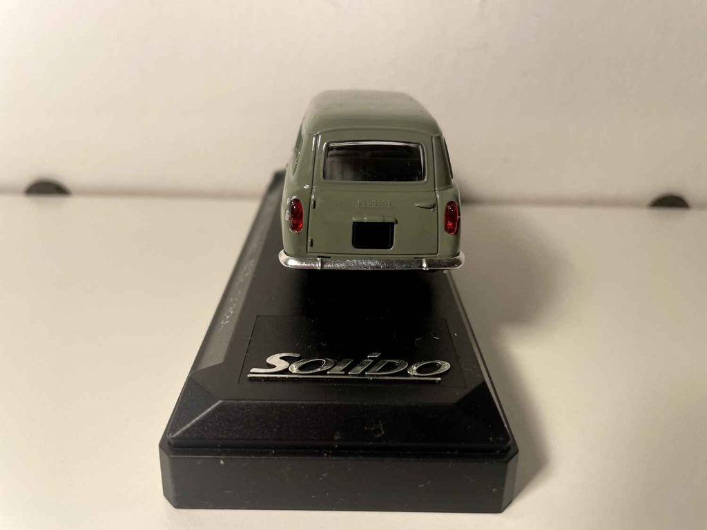 Peugeot 403 station wagon verde scuro (riferimento Solido 4594)