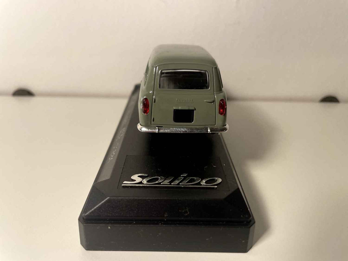 Peugeot 403 station wagon verde scuro (riferimento Solido 4594)