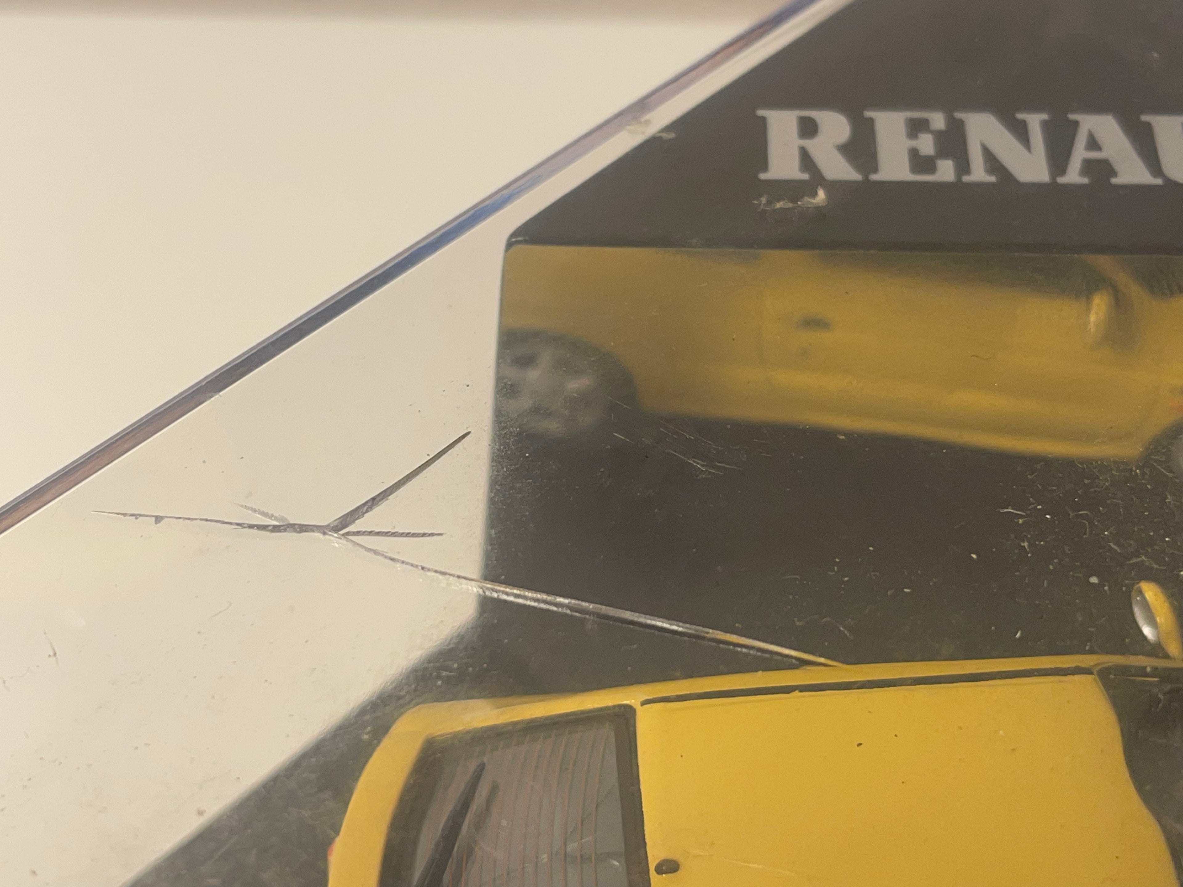 Renault Mégane coupé 16V jaune - VITESSE (coffret boite carrée) avec boite en carton marron