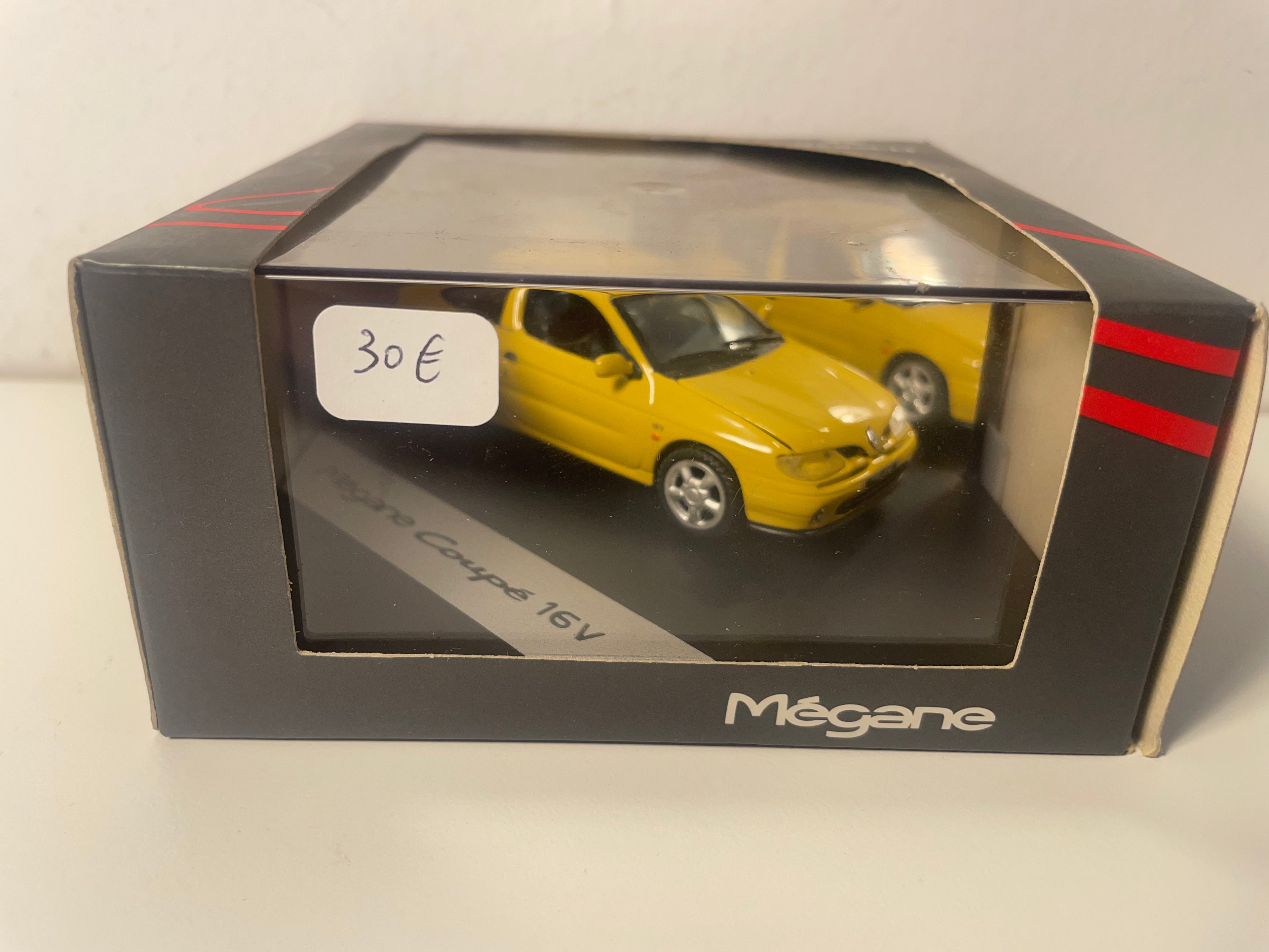 Renault Mégane coupé 16V jaune - VITESSE (coffret boite carrée) avec boite en carton marron