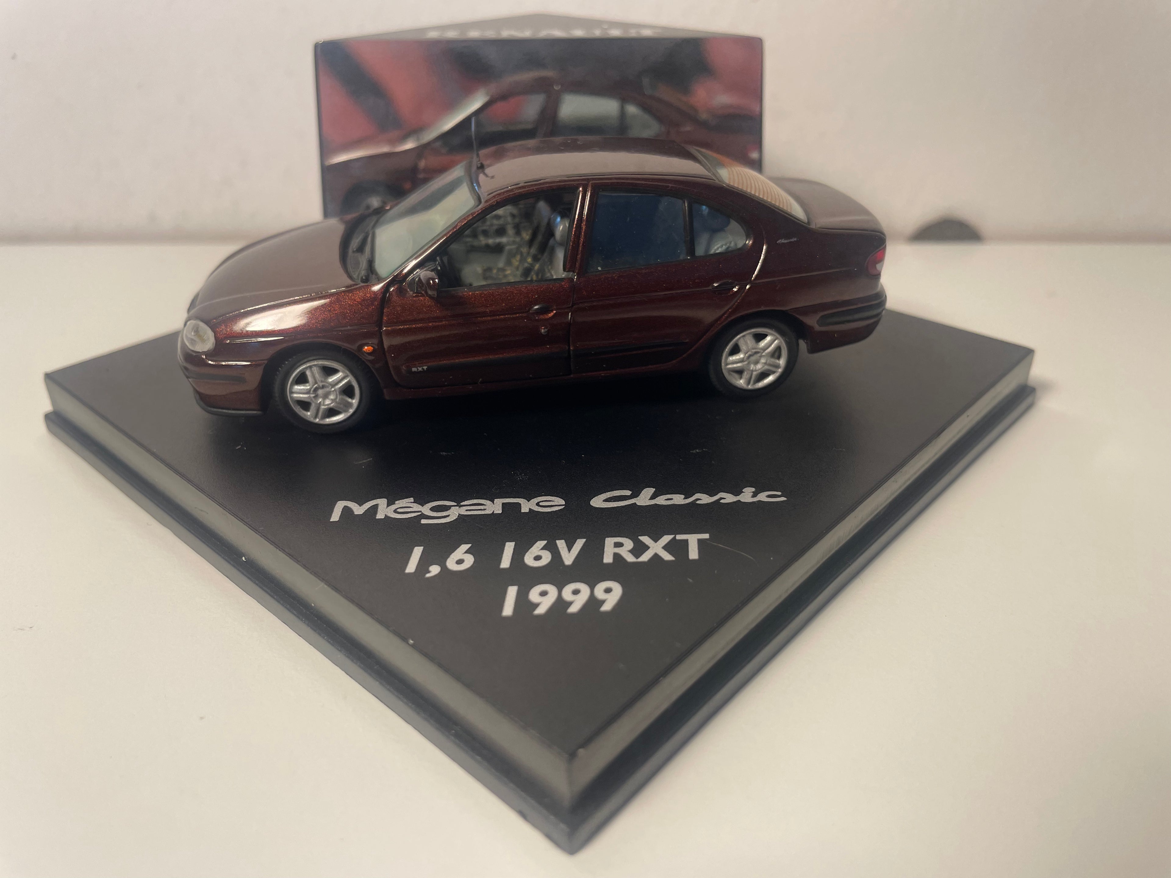 Renault Mégane Classic 1,6 16V RXT bordeaux de 1999 - VITESSE coffret boite carrée (manque rétro passager)