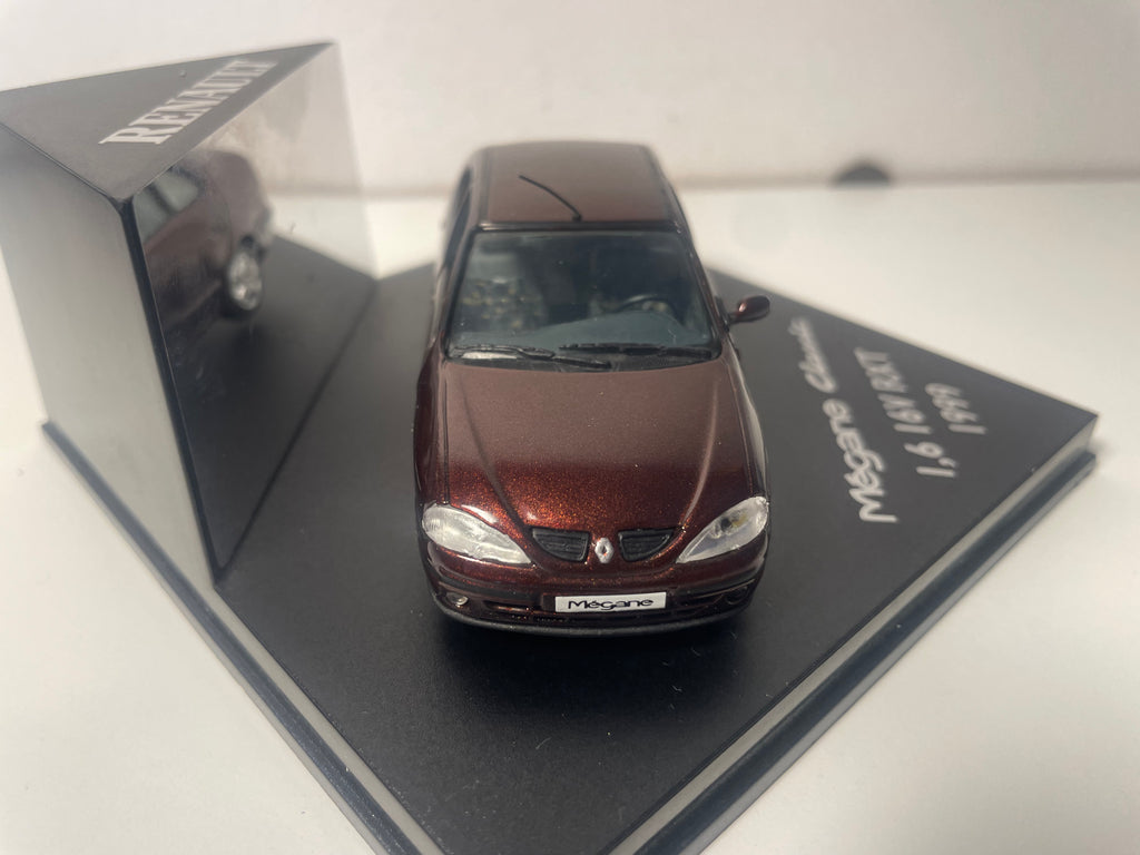 Renault Mégane Classic 1,6 16V RXT bordeaux de 1999 - VITESSE coffret boite carrée (manque rétro passager)